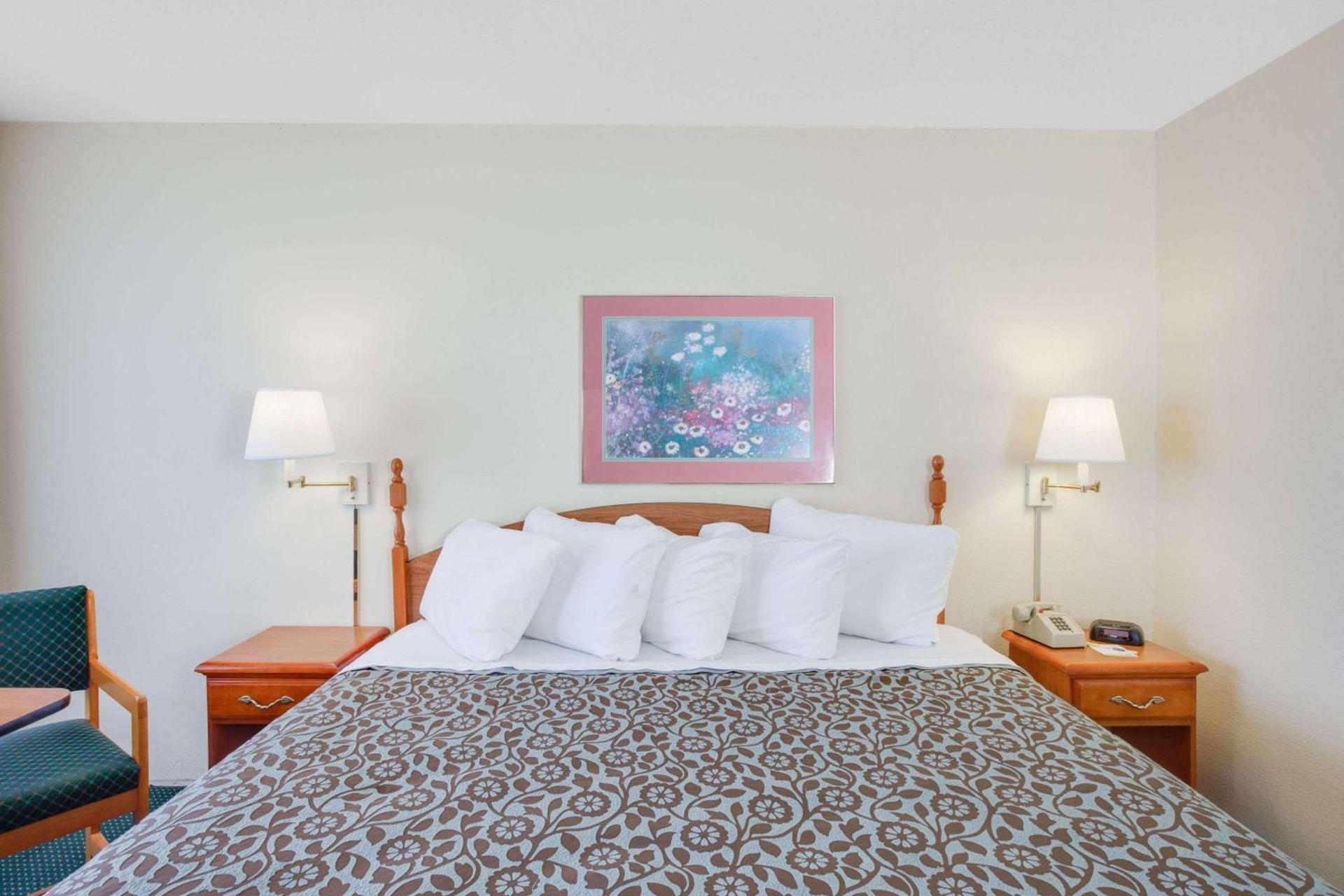 Days Inn by Wyndham Newport photo 13