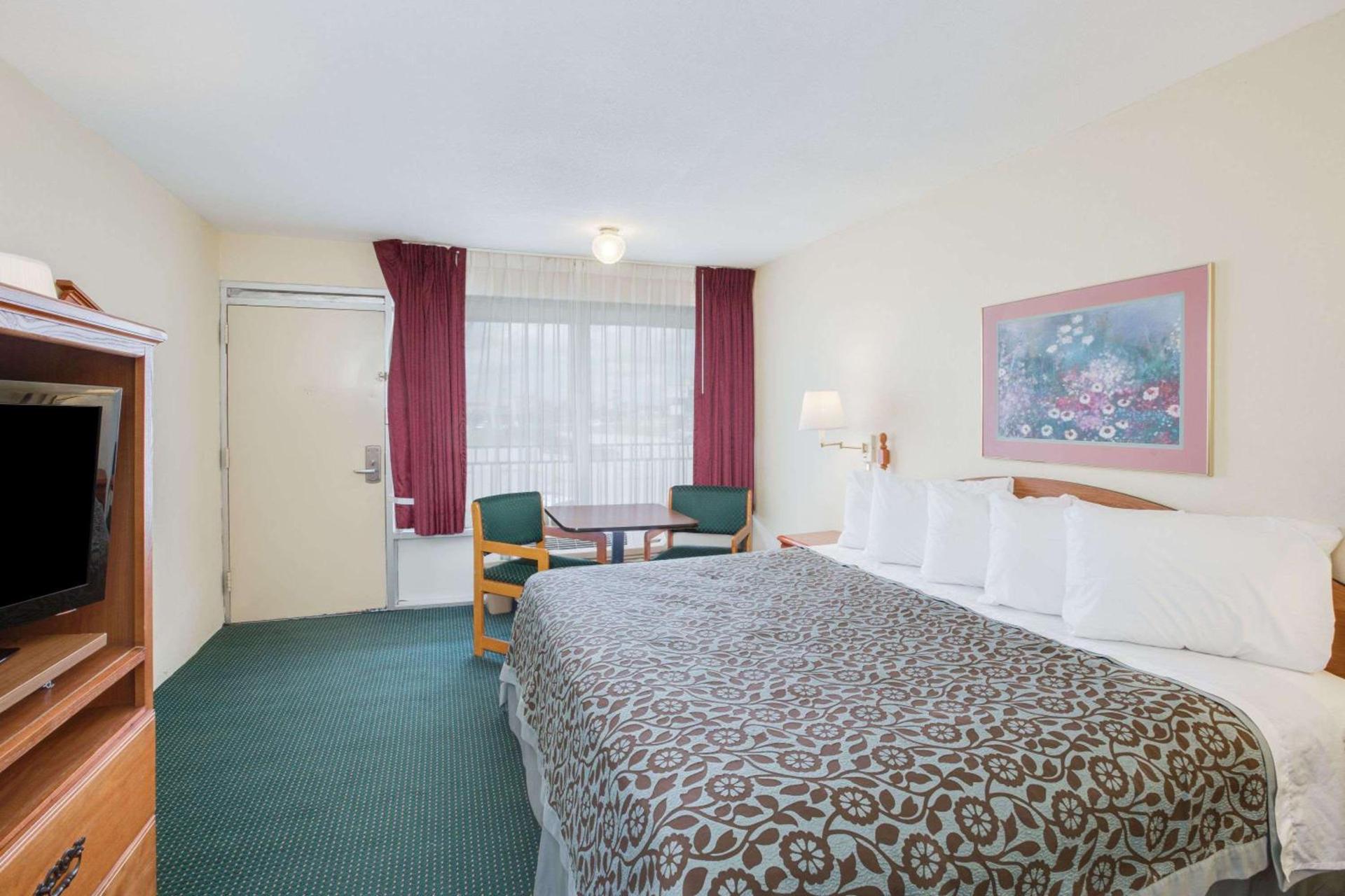 Days Inn by Wyndham Newport photo 7