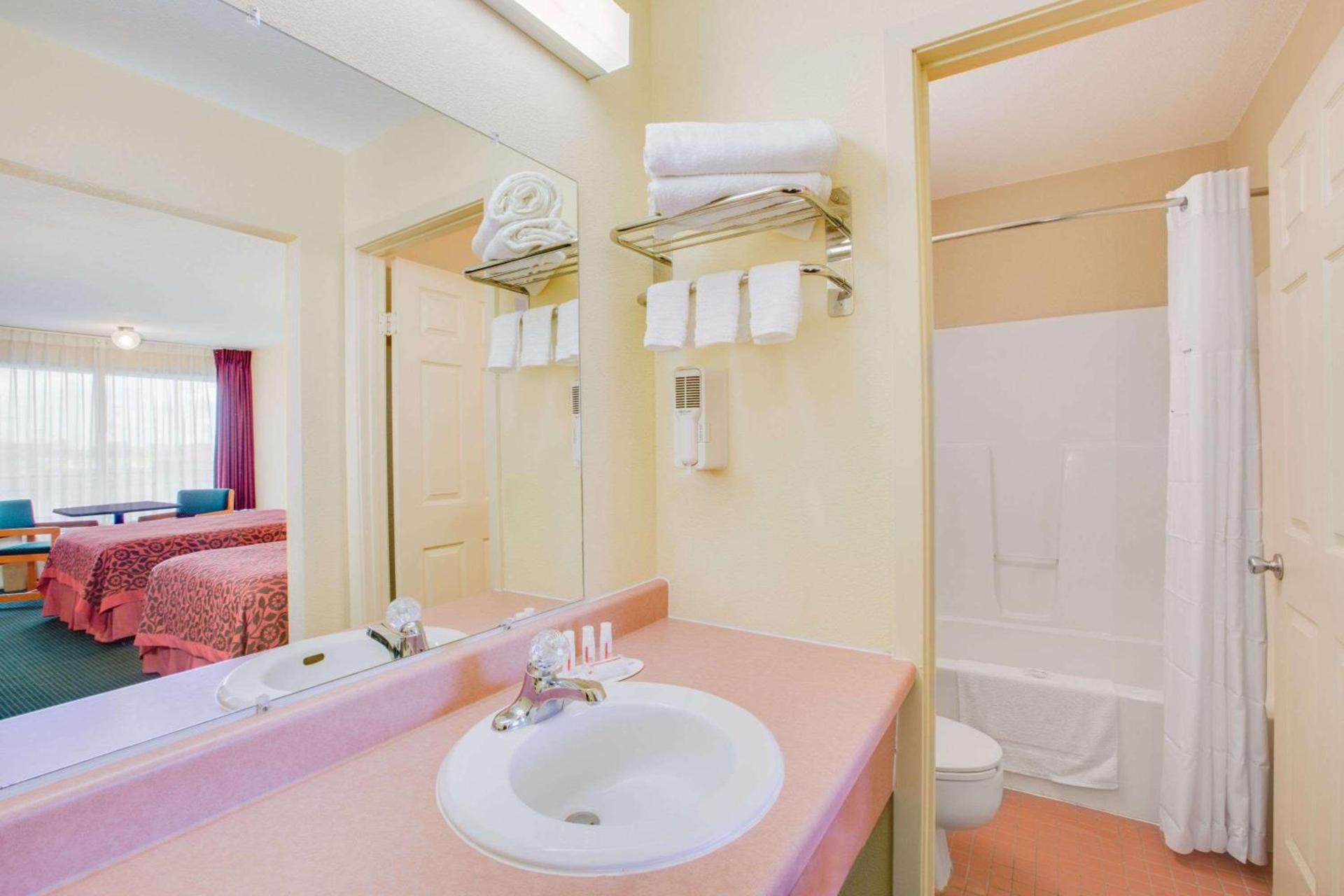 Days Inn by Wyndham Newport photo 4