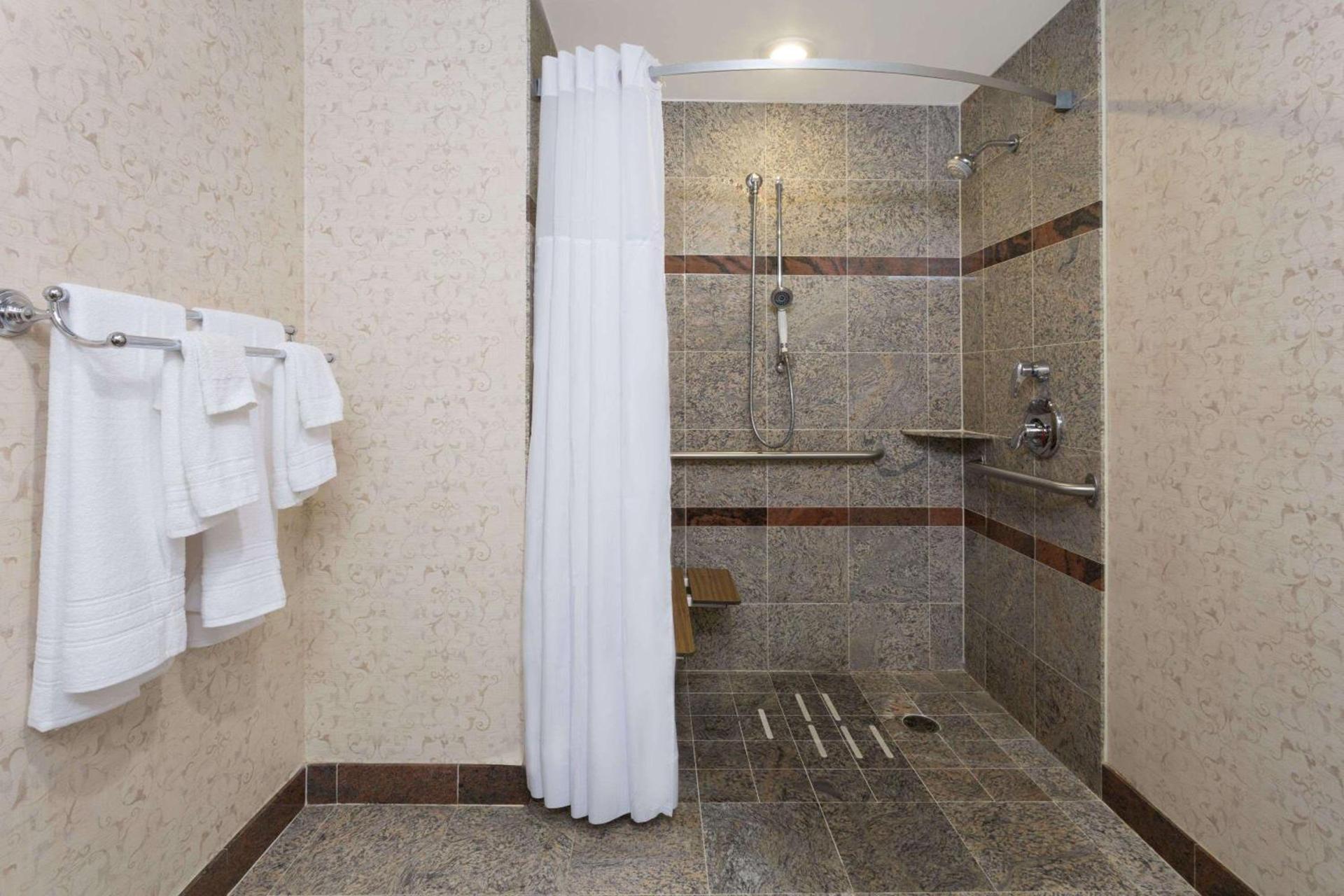 Days Inn by Wyndham Lanham Washington DC photo 31
