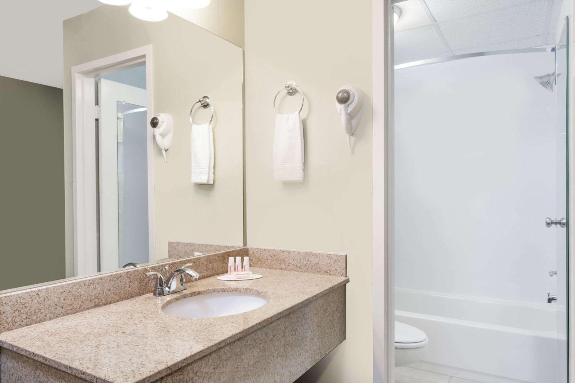 Days Inn by Wyndham Windsor Locks / Bradley Intl Airport photo 7