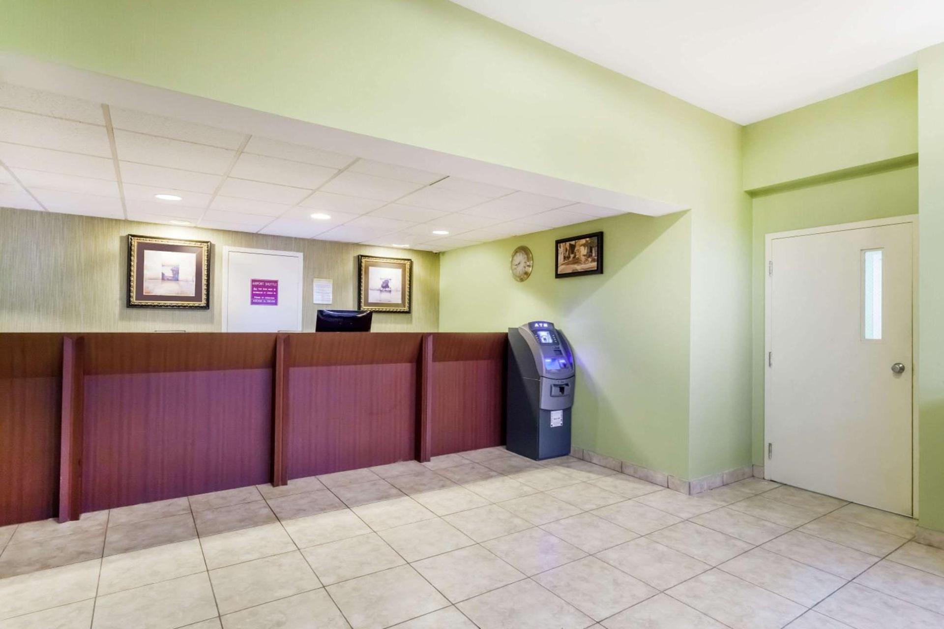 Days Inn by Wyndham Windsor Locks / Bradley Intl Airport photo 3