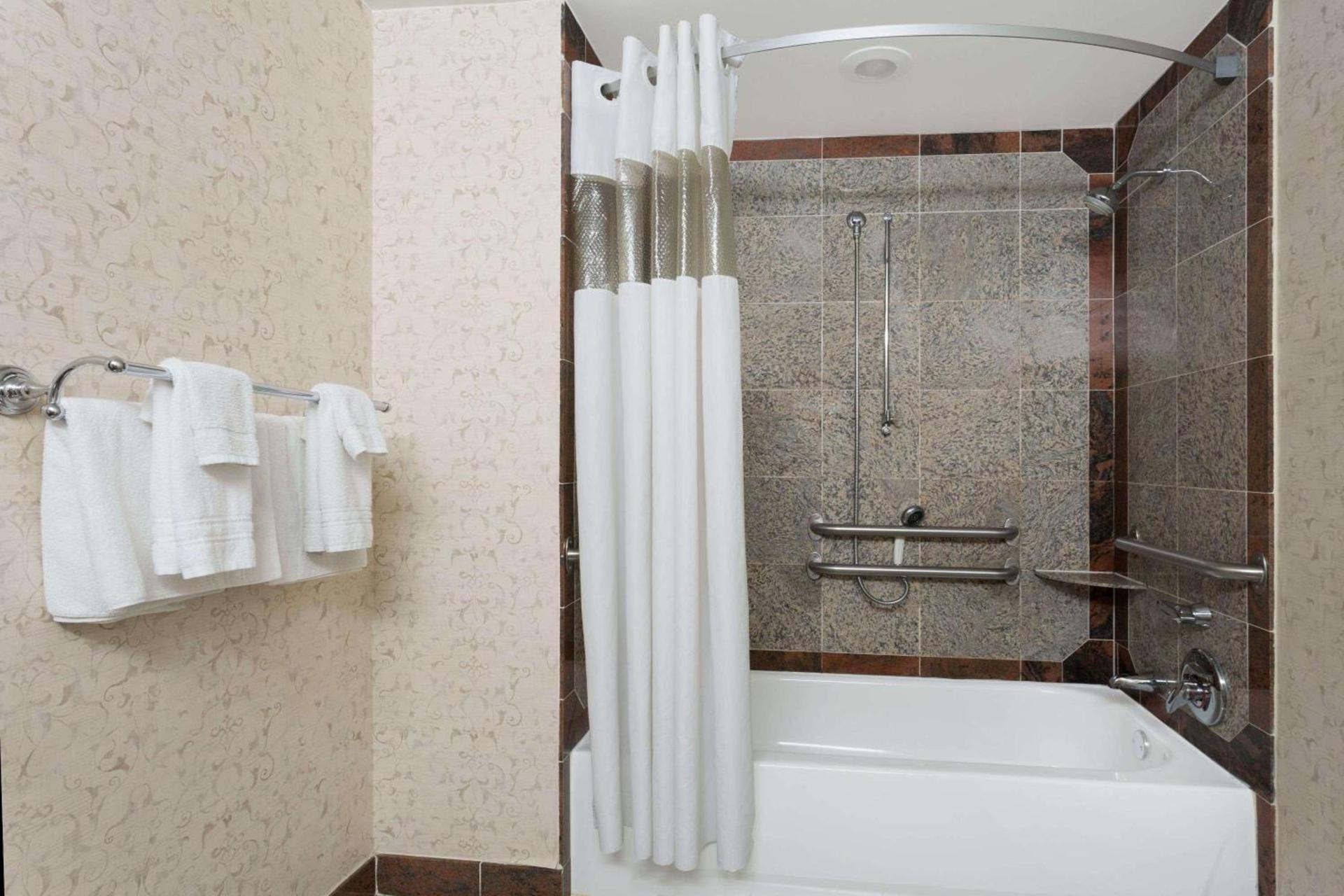 Days Inn by Wyndham Lanham Washington DC photo 25