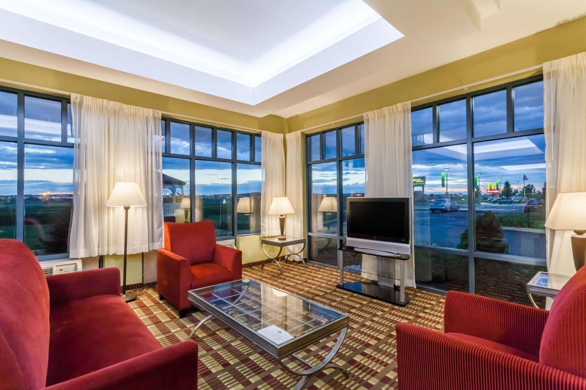 Days Inn by Wyndham Windsor Locks / Bradley Intl Airport photo 2