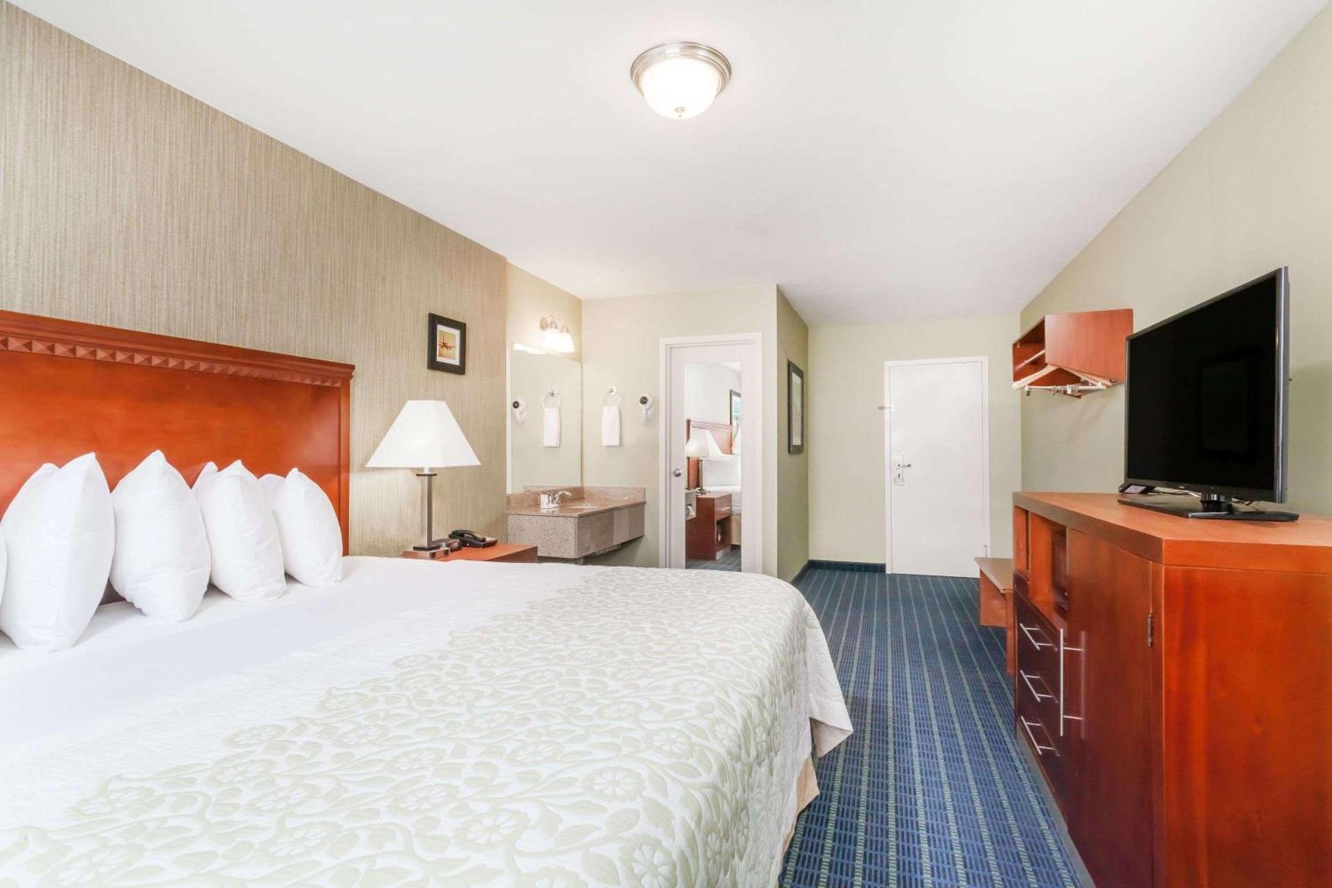 Days Inn by Wyndham Windsor Locks / Bradley Intl Airport photo 8