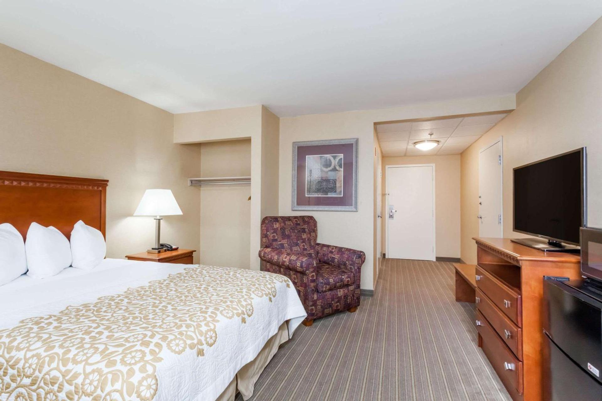 Days Inn by Wyndham Windsor Locks / Bradley Intl Airport photo 6