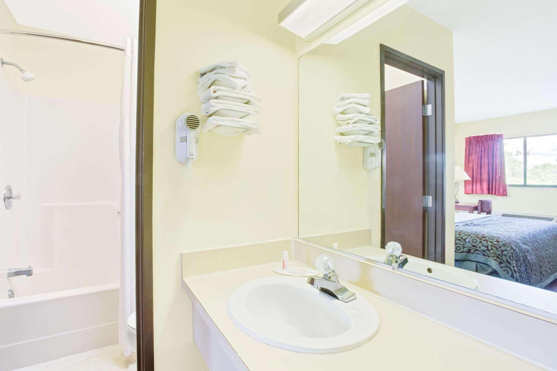 Days Inn by Wyndham Athens photo 6