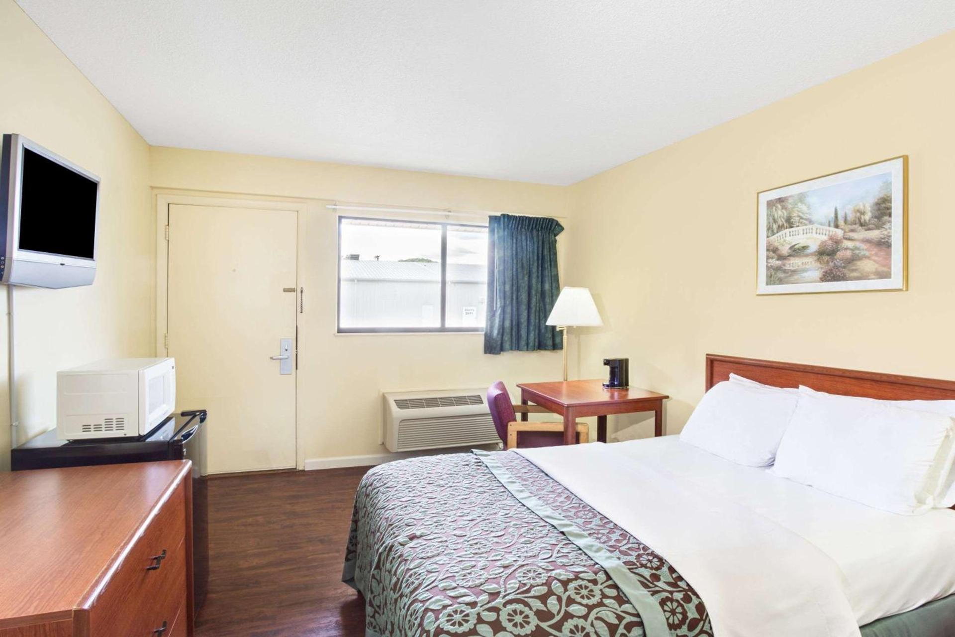 Days Inn by Wyndham Athens photo 10