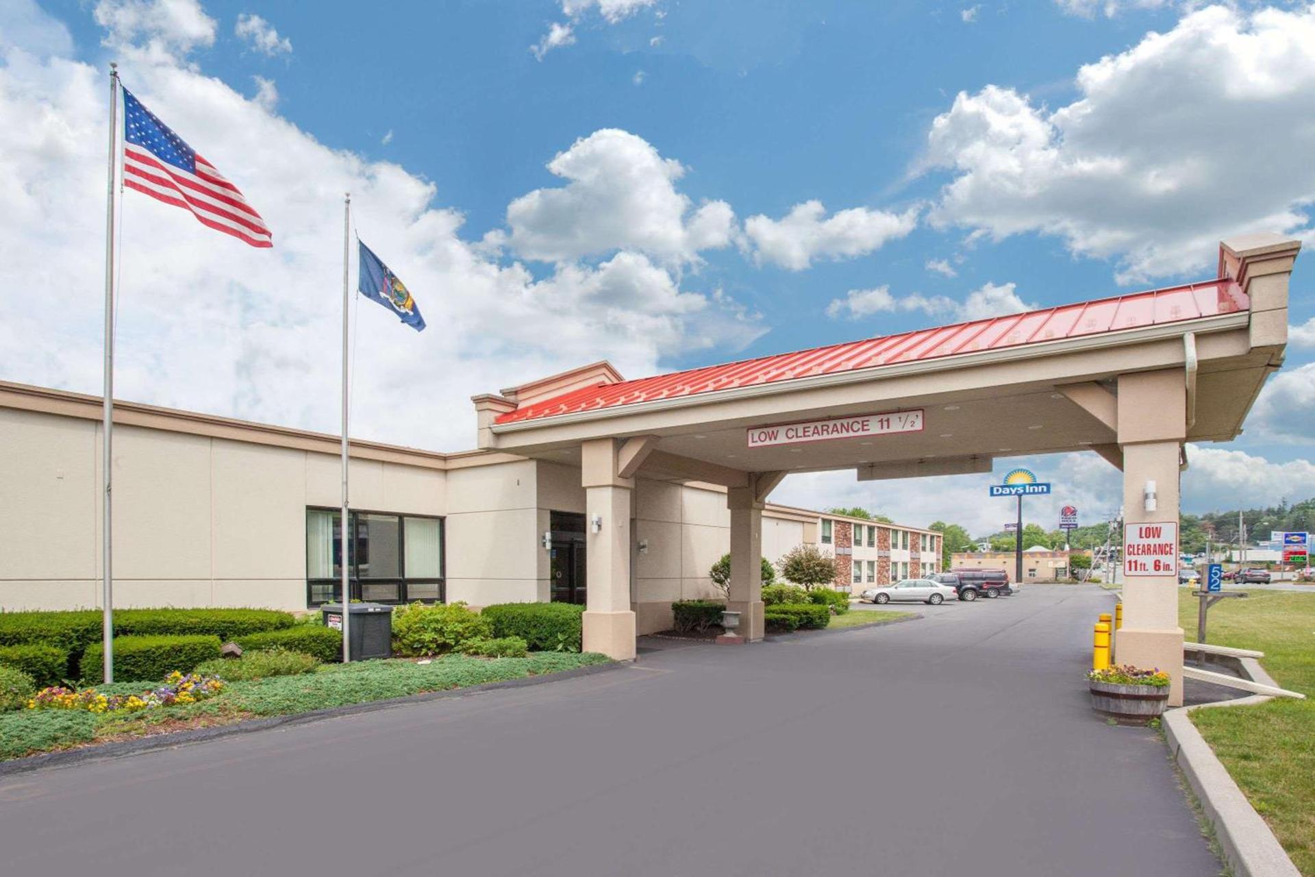 Days Inn by Wyndham Liberty Monticello photo 1