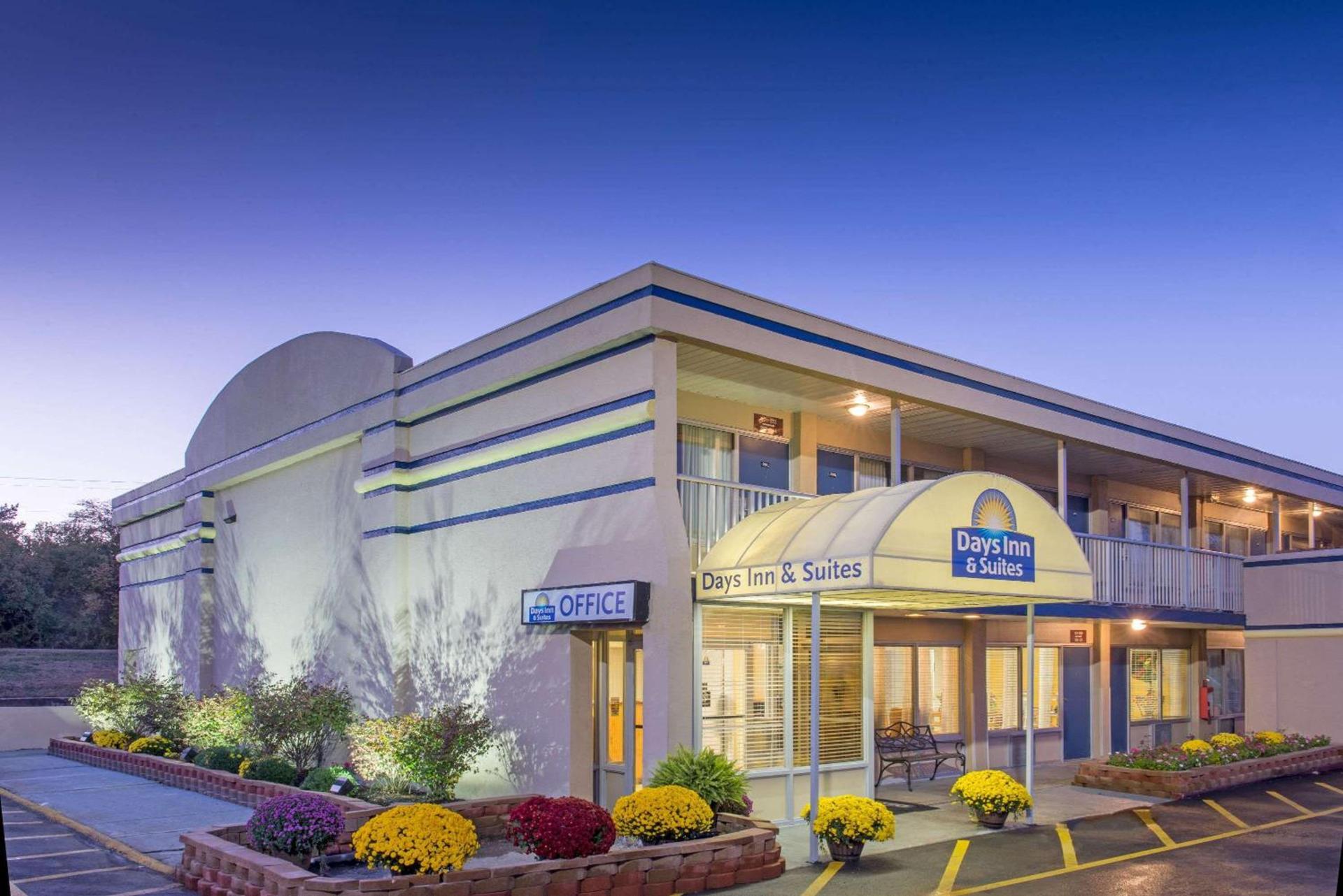 Days Inn & Suites by Wyndham Dayton North photo 1