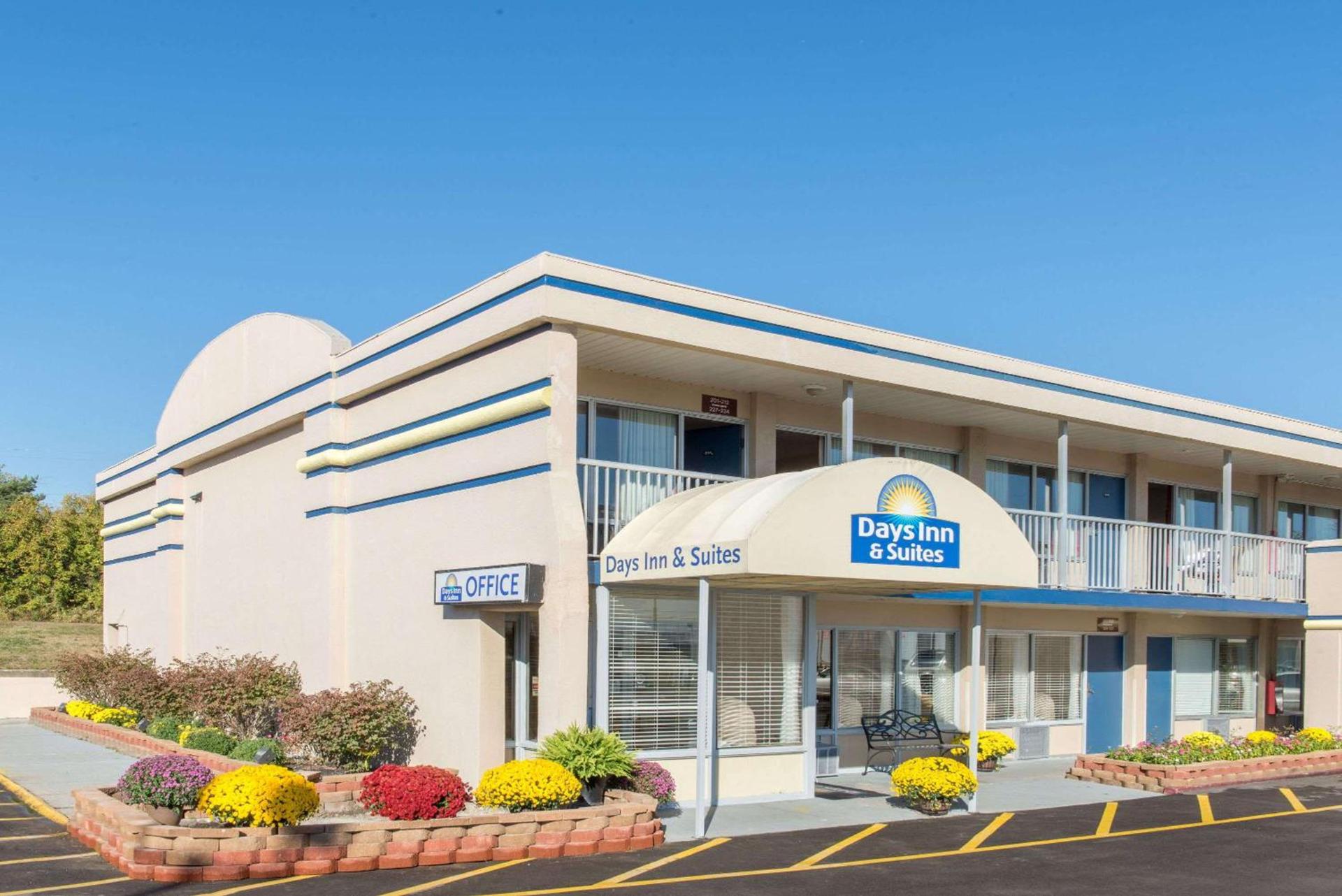 Days Inn & Suites by Wyndham Dayton North photo 3