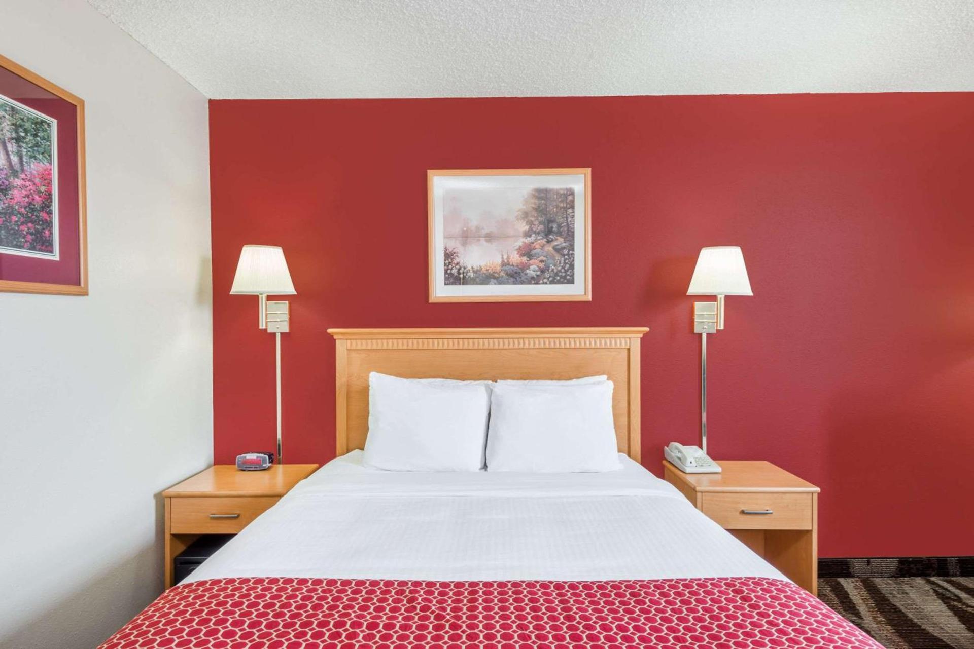 Days Inn by Wyndham Gillette photo 5