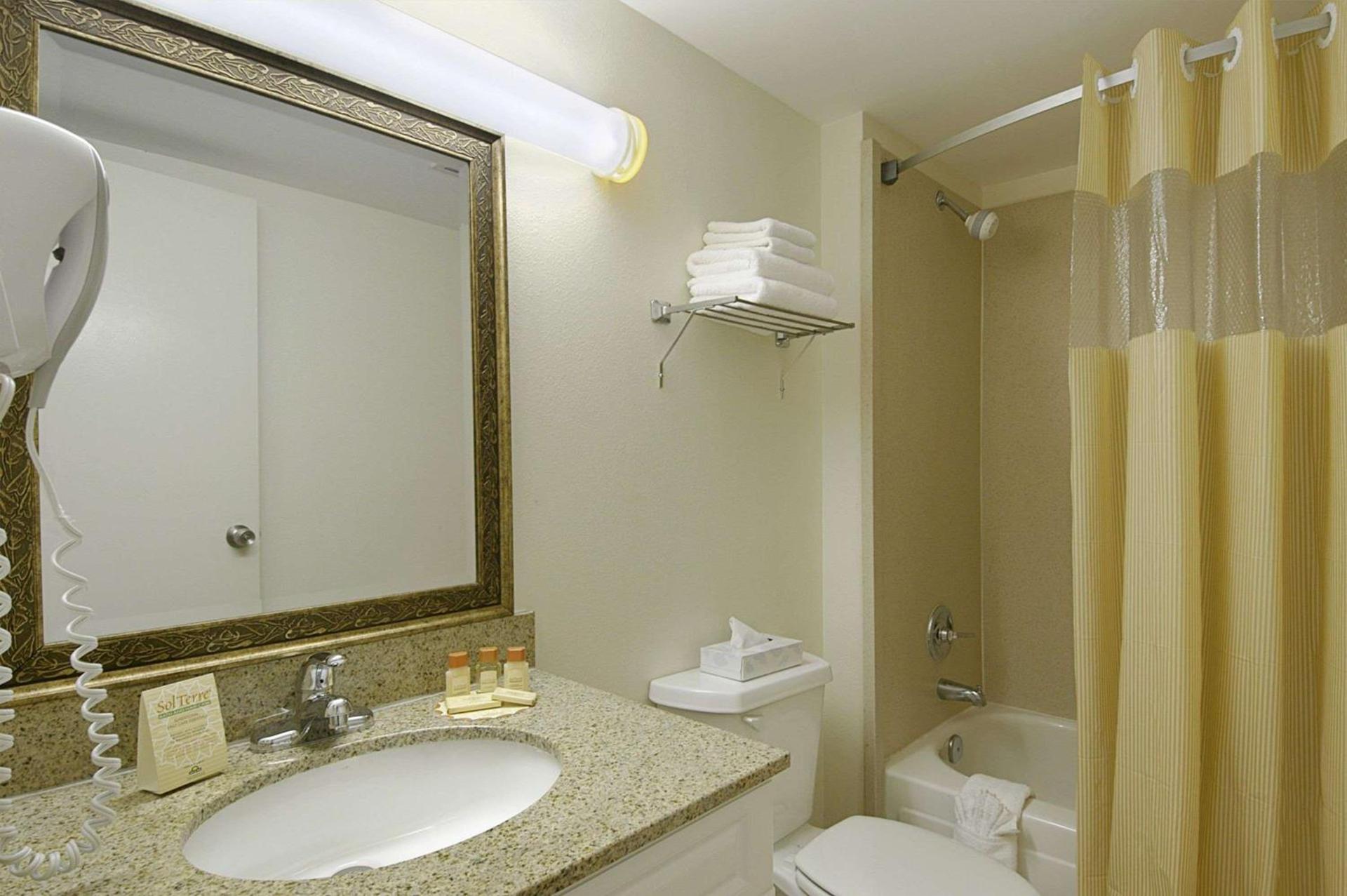 Days Inn by Wyndham Silver Spring photo 13