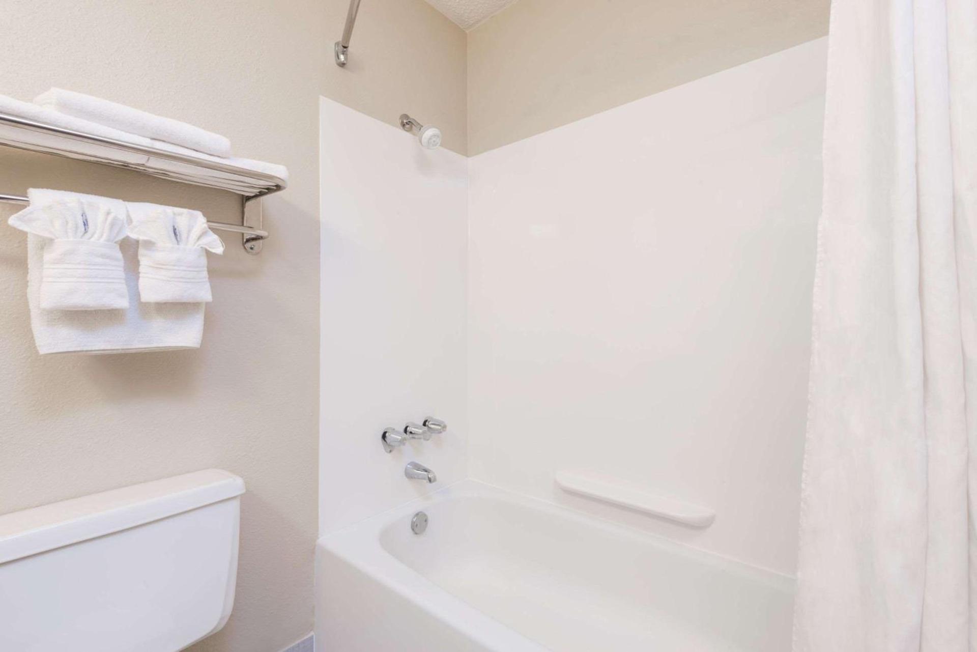 Days Inn by Wyndham Gillette photo 6