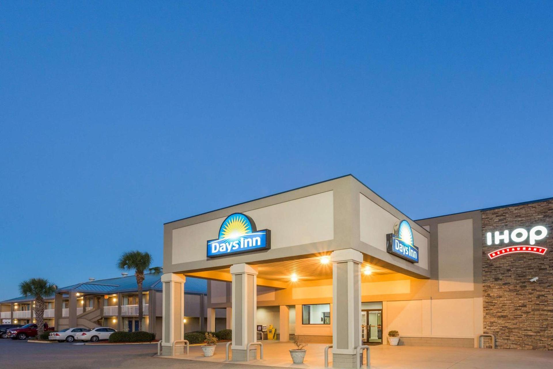 Days Inn by Wyndham Adel I-75 photo 1