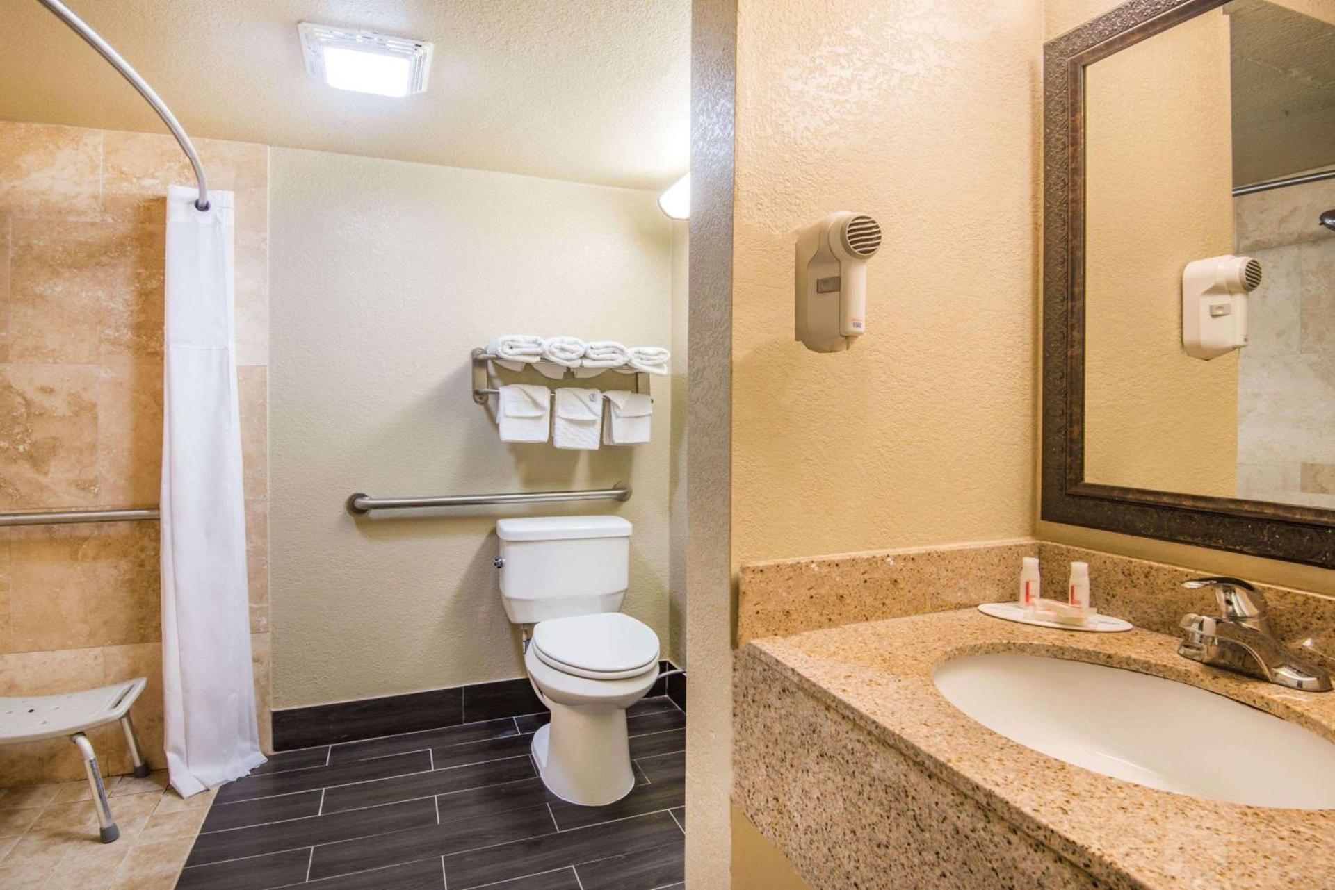 Days Inn by Wyndham Joplin photo 8