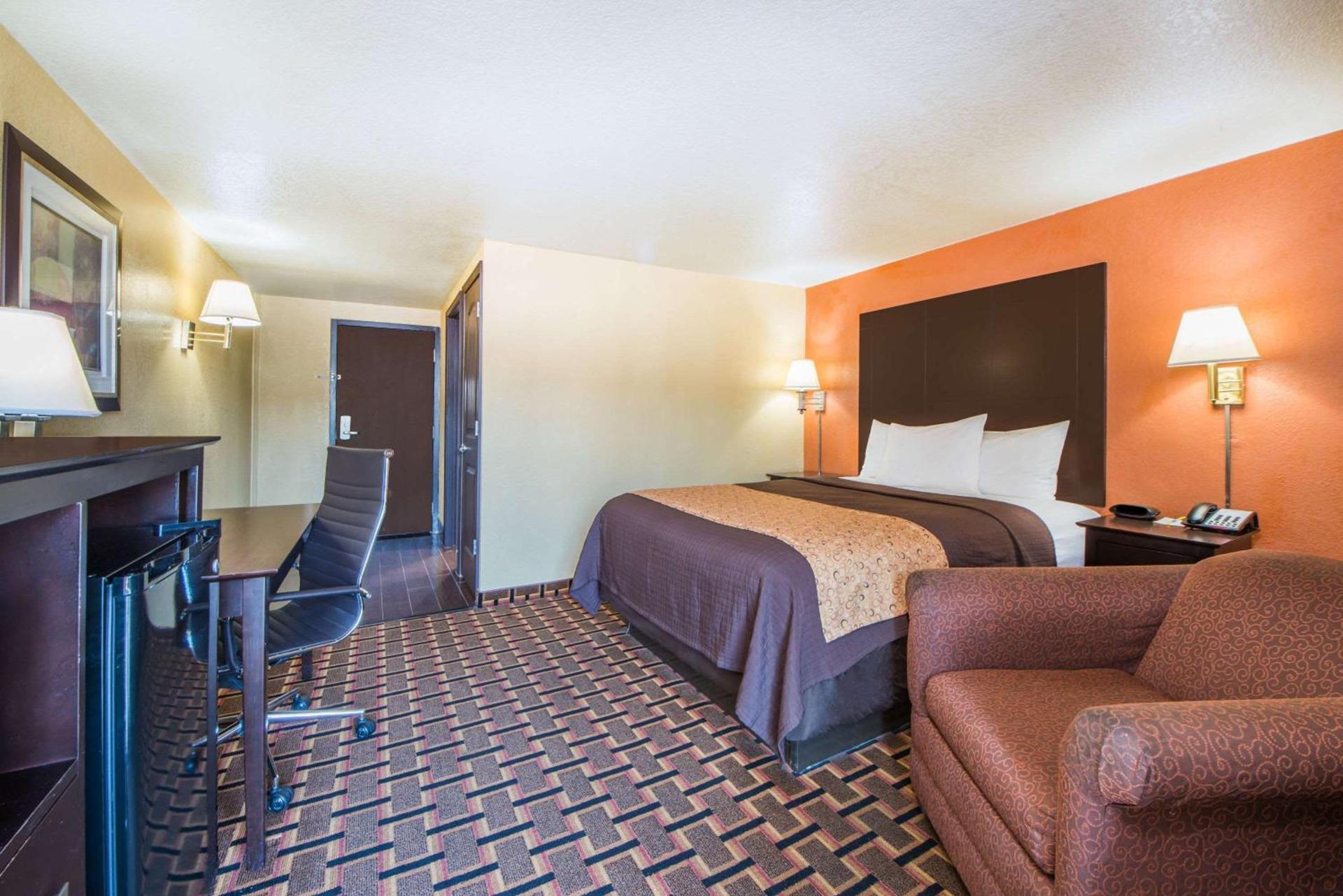 Days Inn by Wyndham Joplin photo 11