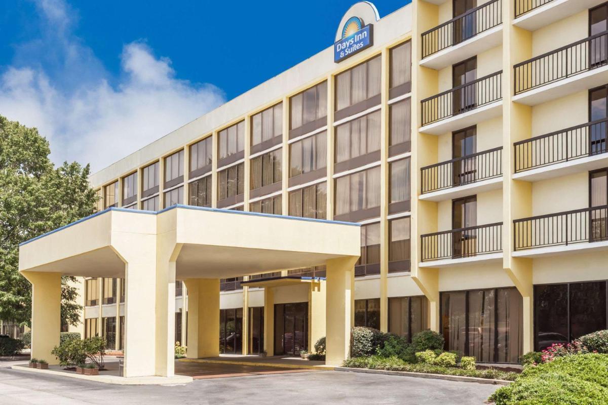 Days Inn & Suites by Wyndham SE Columbia Ft Jackson photo 1