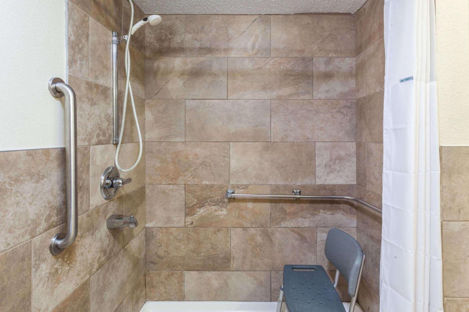 Days Inn by Wyndham Dalton photo 8
