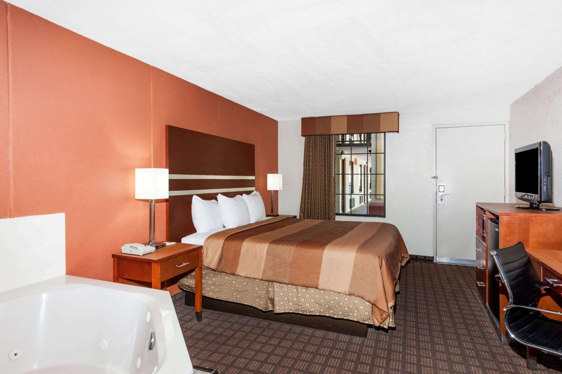 Days Inn by Wyndham Dalton photo 12