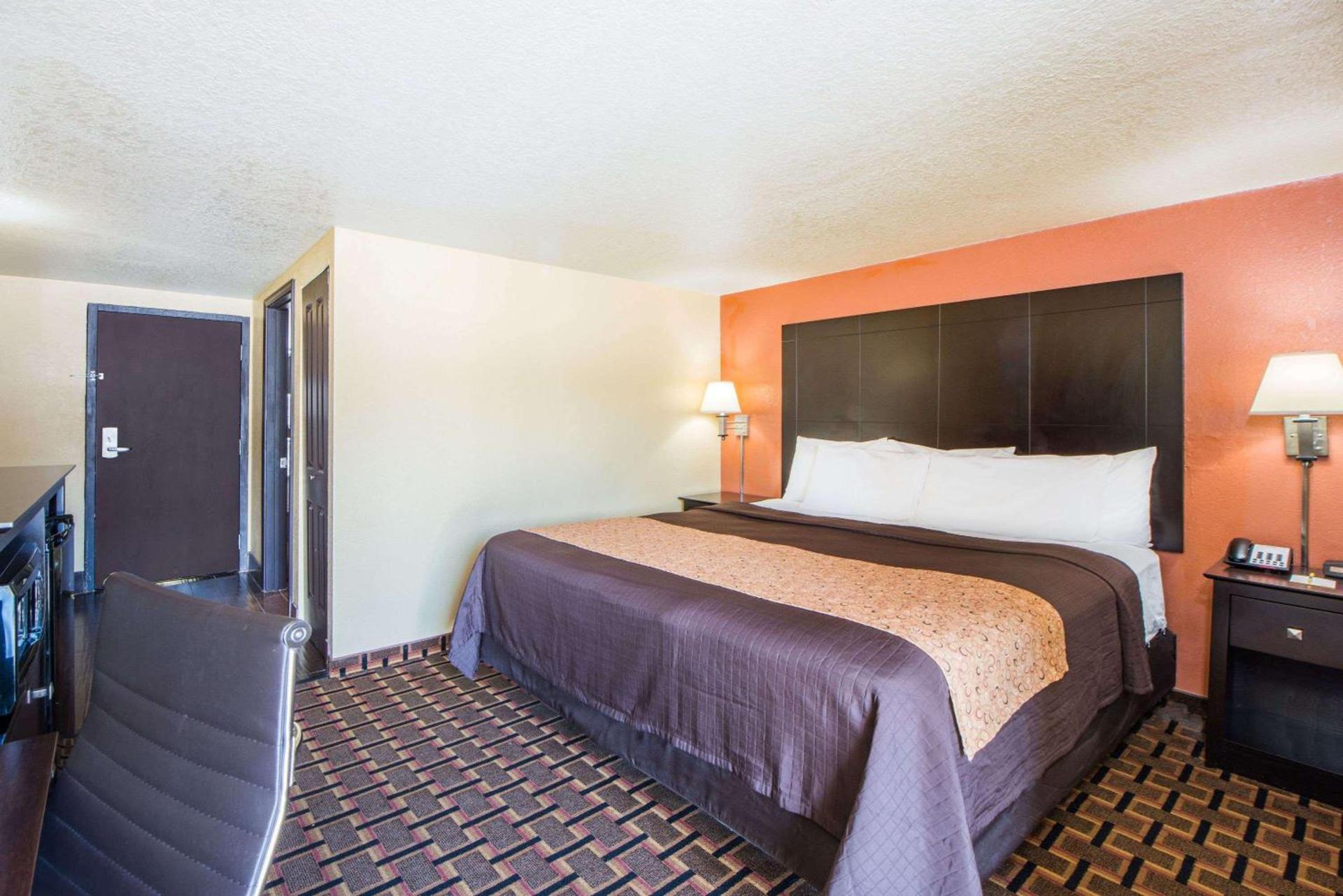 Days Inn by Wyndham Joplin photo 9
