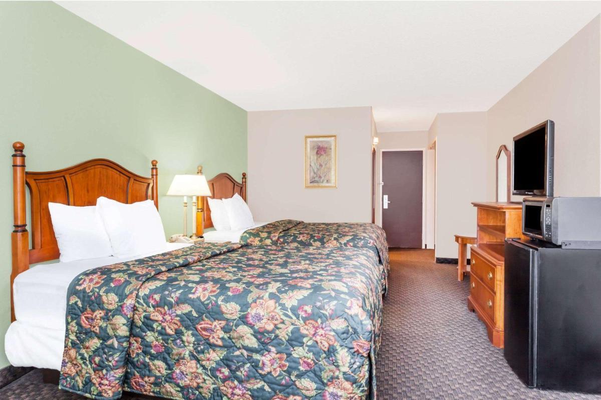 Days Inn & Suites by Wyndham SE Columbia Ft Jackson photo 10
