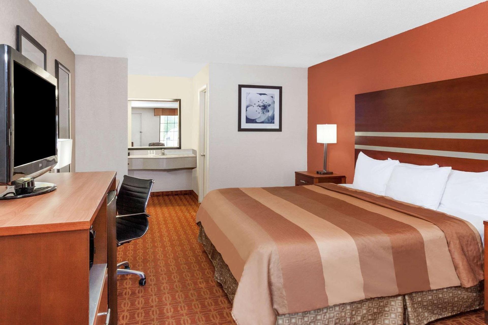 Days Inn by Wyndham Dalton photo 10
