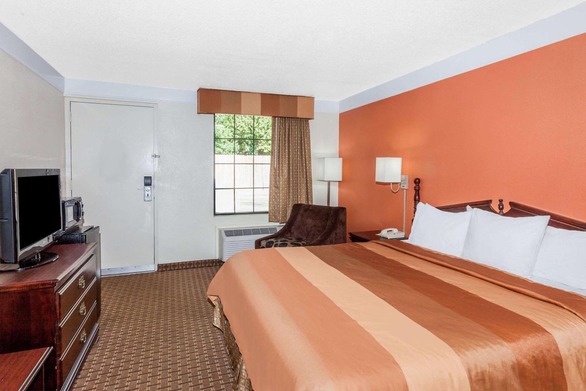 Days Inn by Wyndham Dalton photo 7