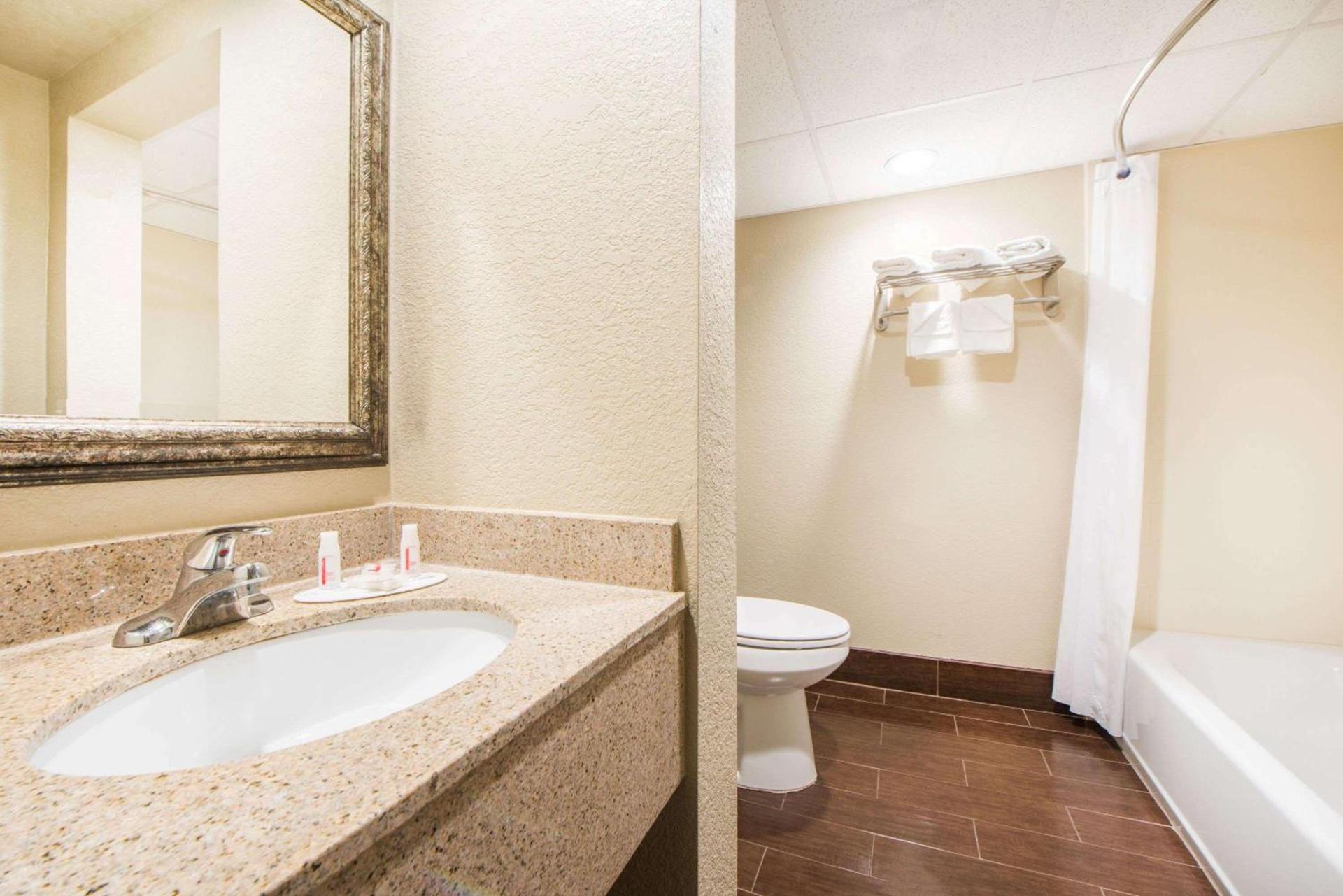 Days Inn by Wyndham Joplin photo 12