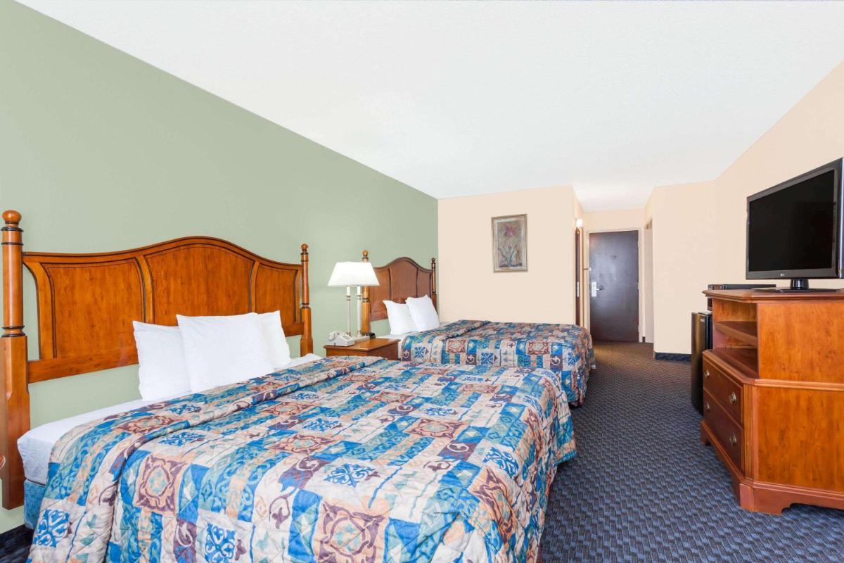 Days Inn & Suites by Wyndham SE Columbia Ft Jackson photo 8