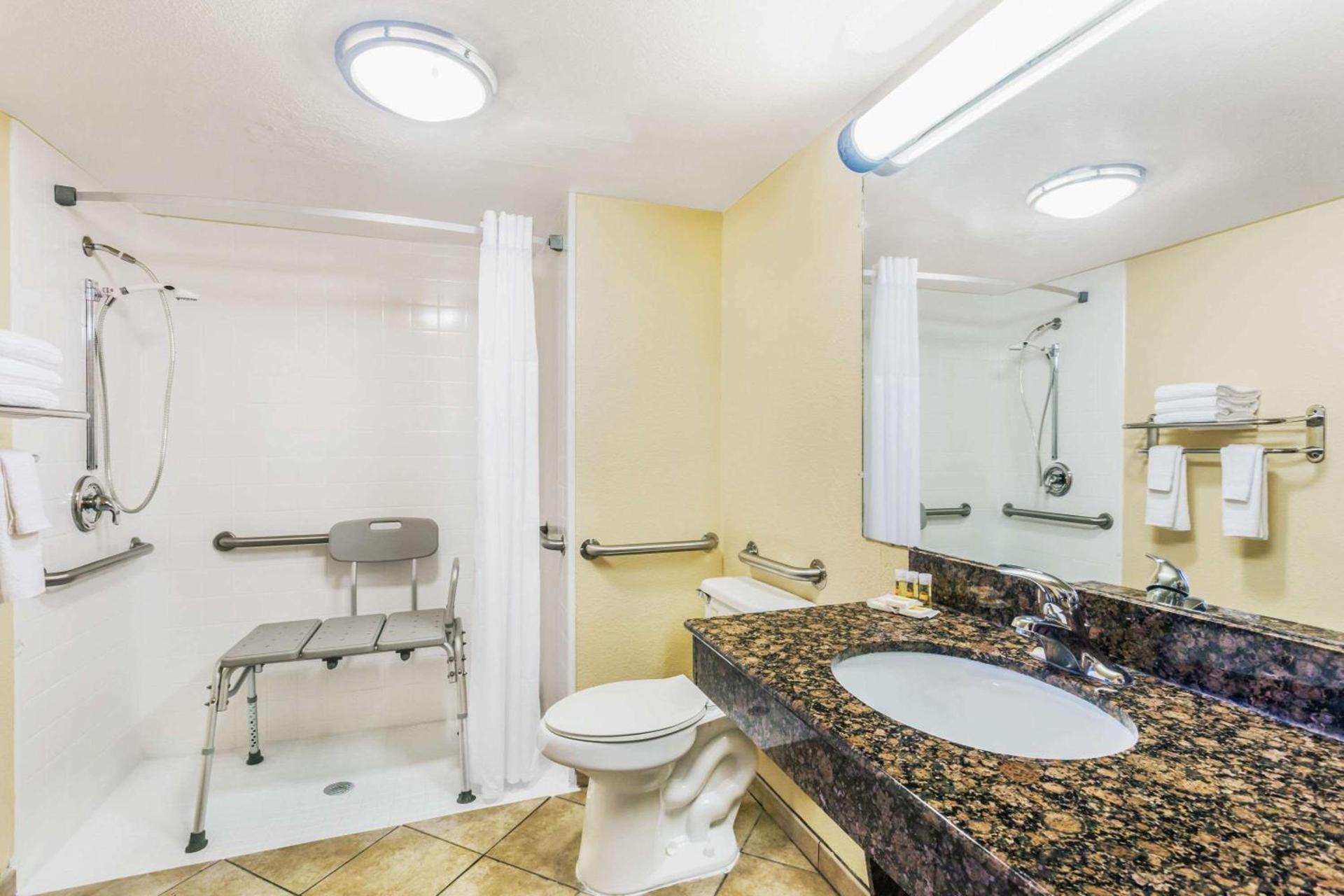 Days Inn by Wyndham Fort Lauderdale-Oakland Park Airport N photo 12
