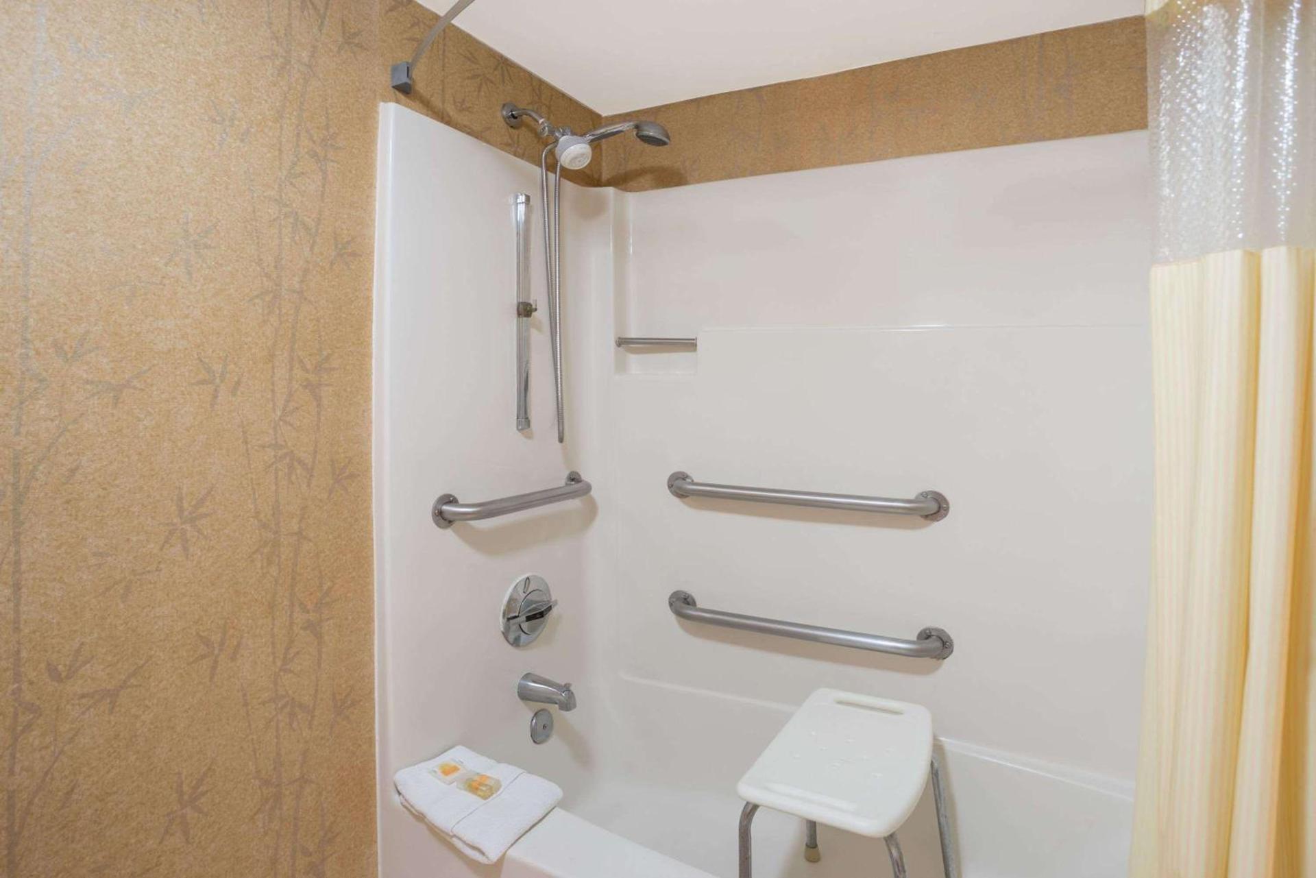 Days Inn by Wyndham Westminster photo 12