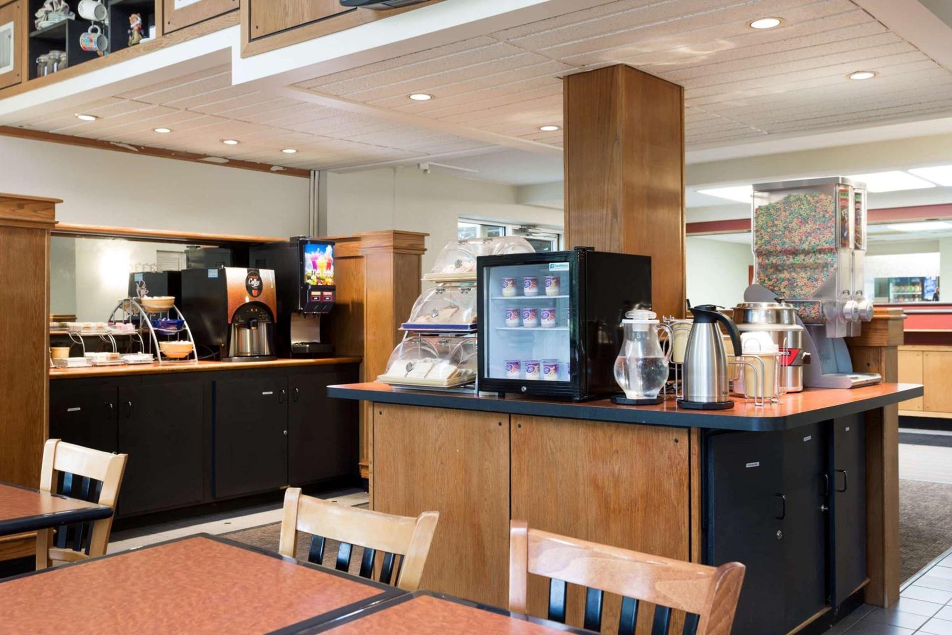 Days Inn by Wyndham Harrisburg North photo 5