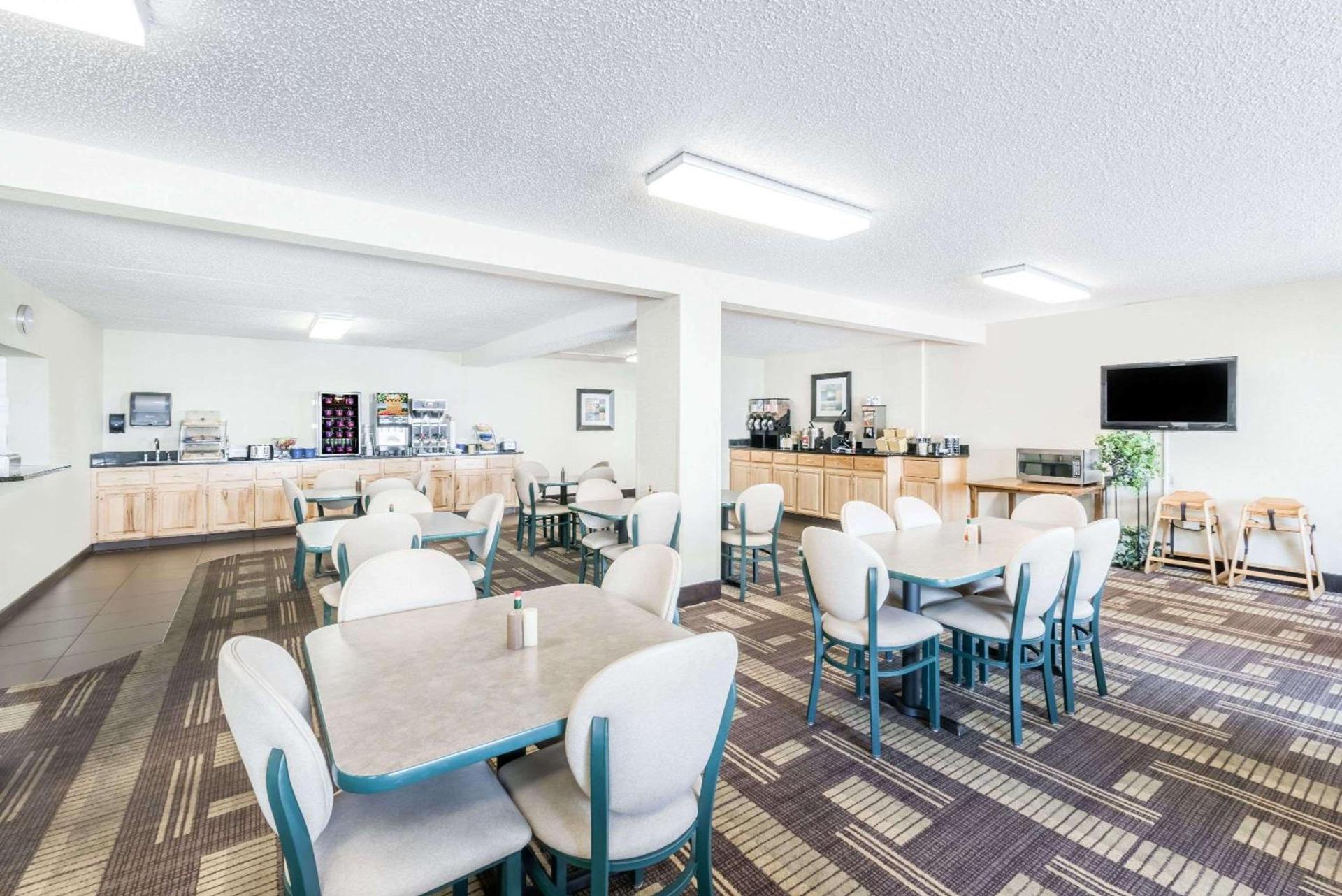 Days Inn by Wyndham Bismarck photo 33