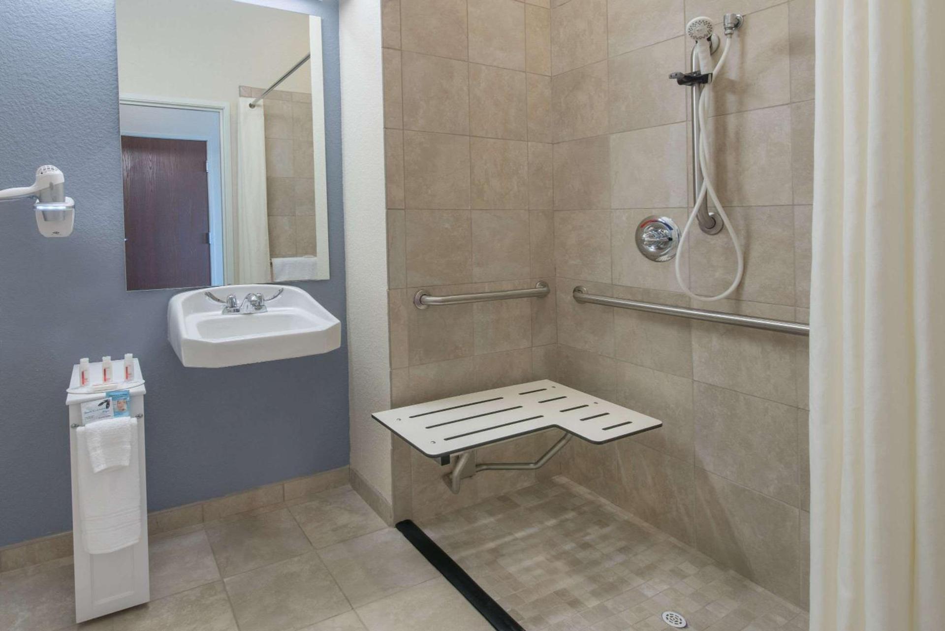 Days Inn by Wyndham Minot photo 5