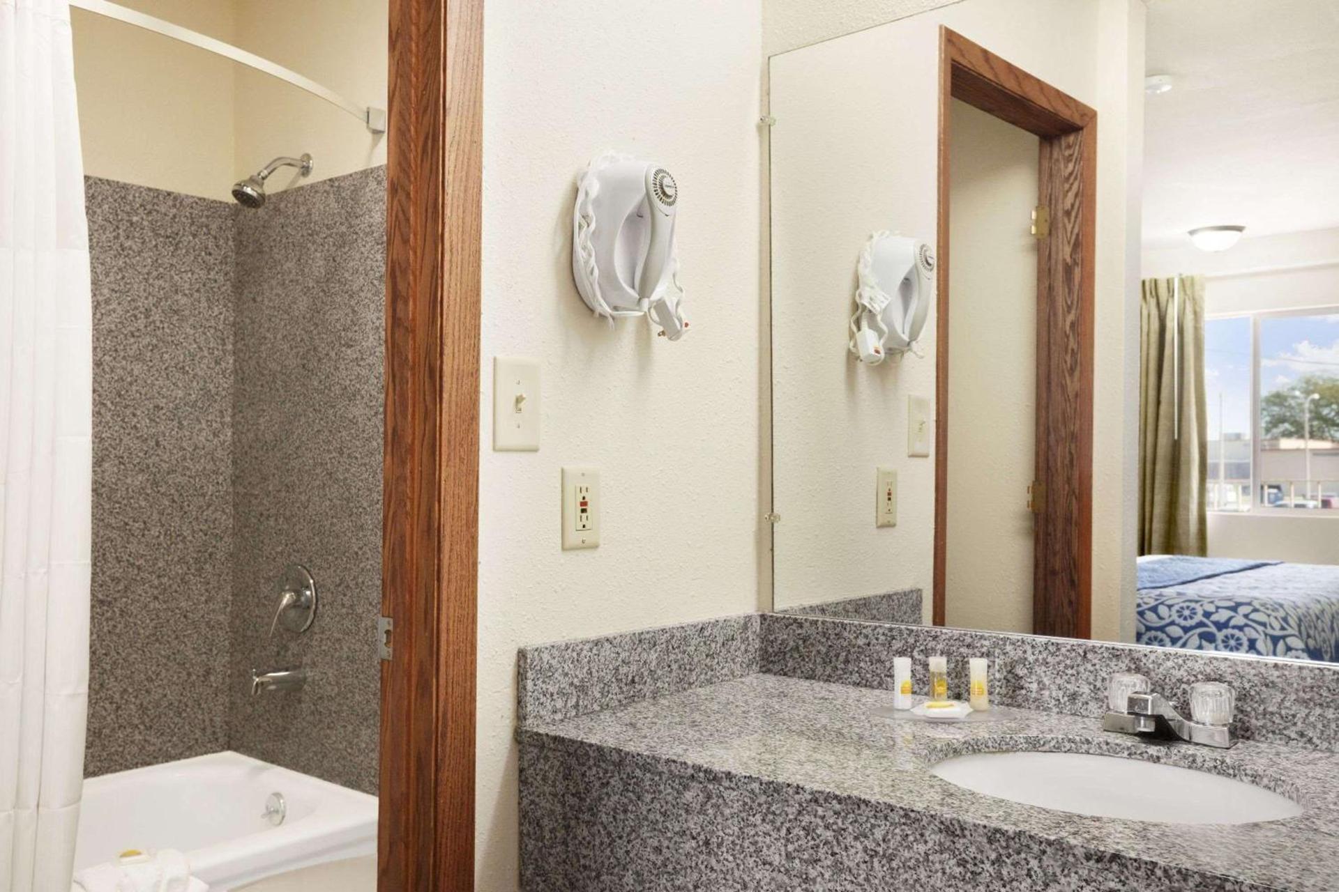 Days Inn by Wyndham Champaign/Urbana photo 6