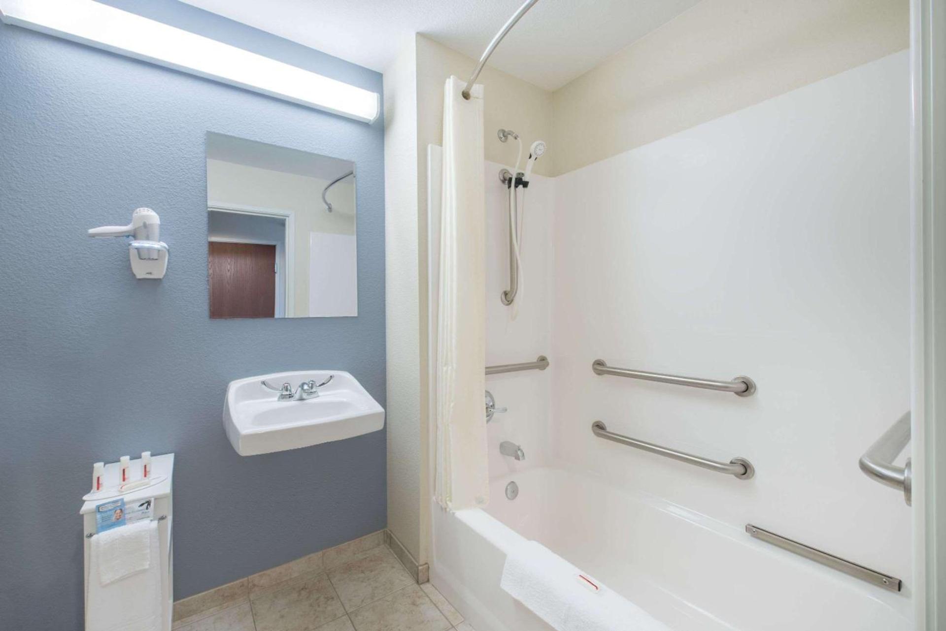 Days Inn by Wyndham Minot photo 10