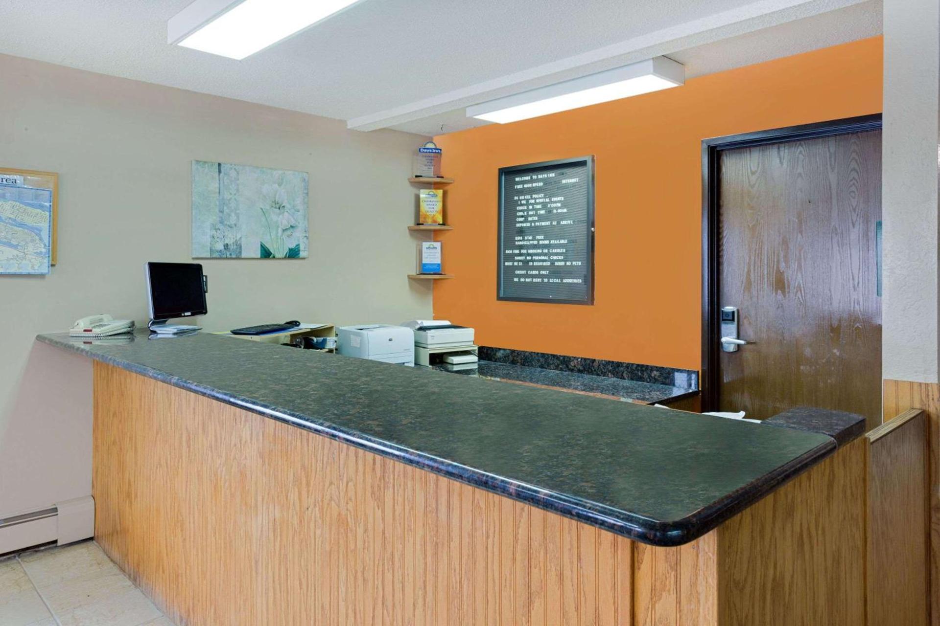 Days Inn by Wyndham Winona photo 2