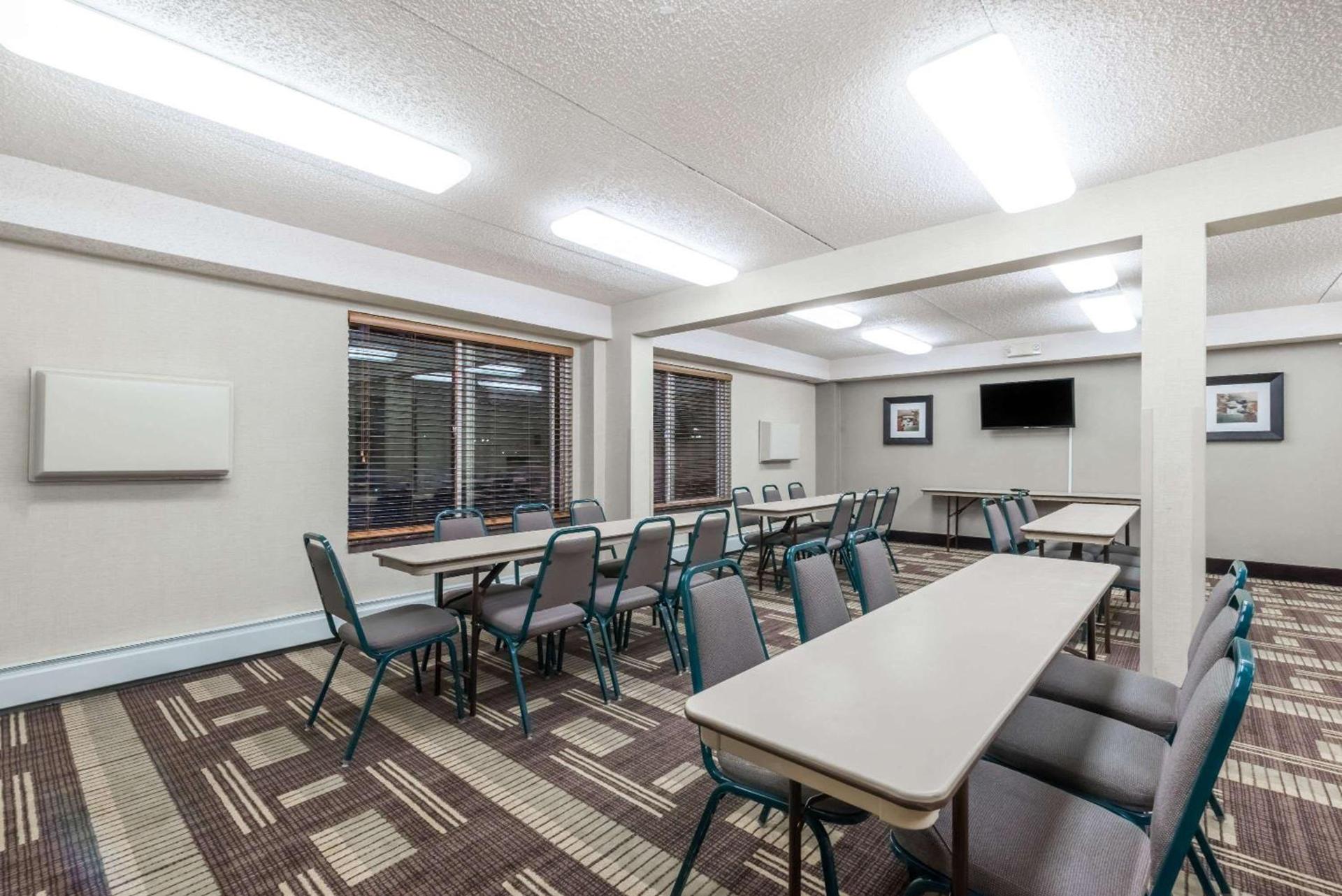Days Inn by Wyndham Bismarck photo 37
