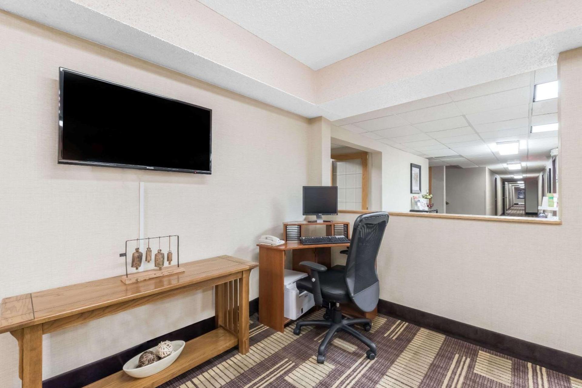 Days Inn by Wyndham Bismarck photo 38