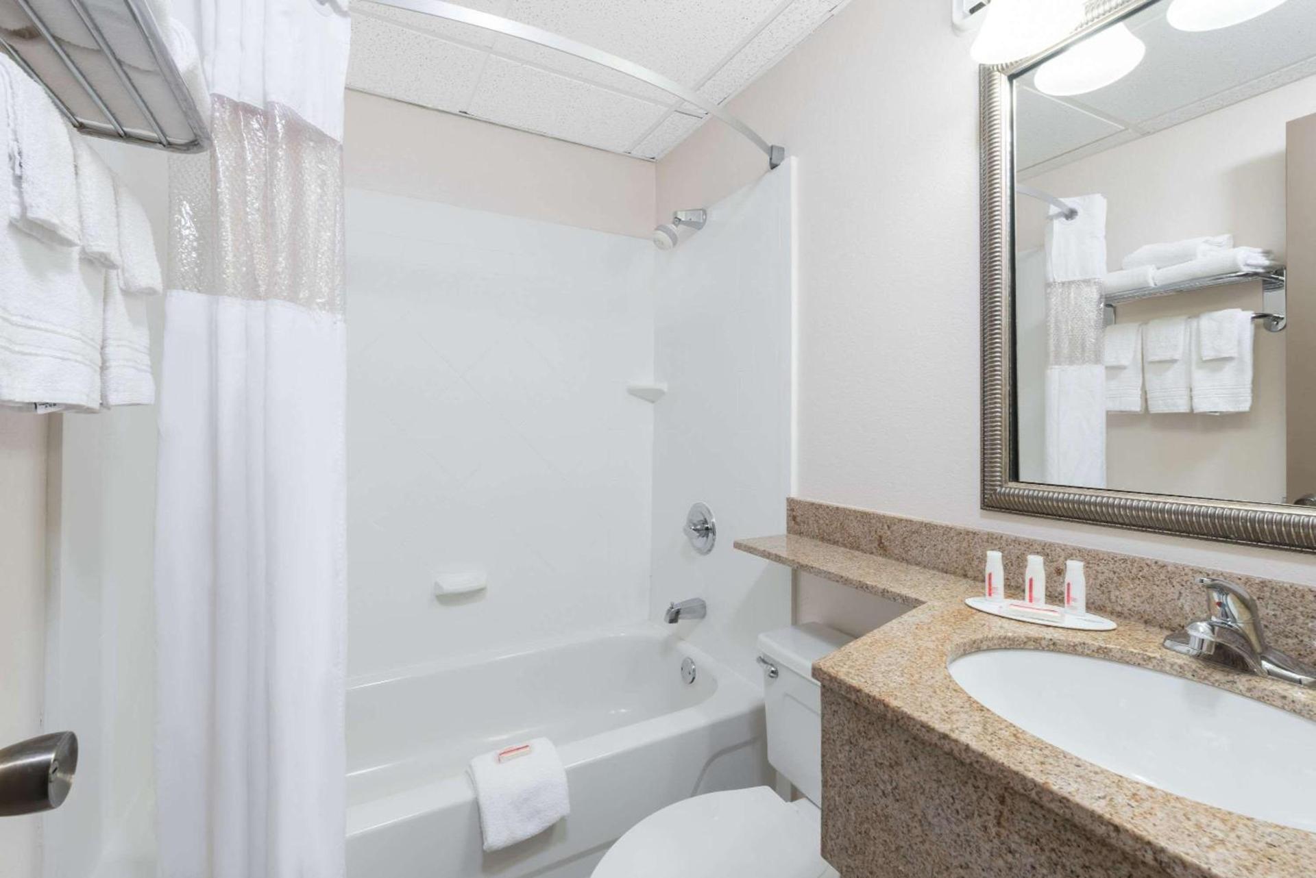 Days Inn by Wyndham Bismarck photo 39