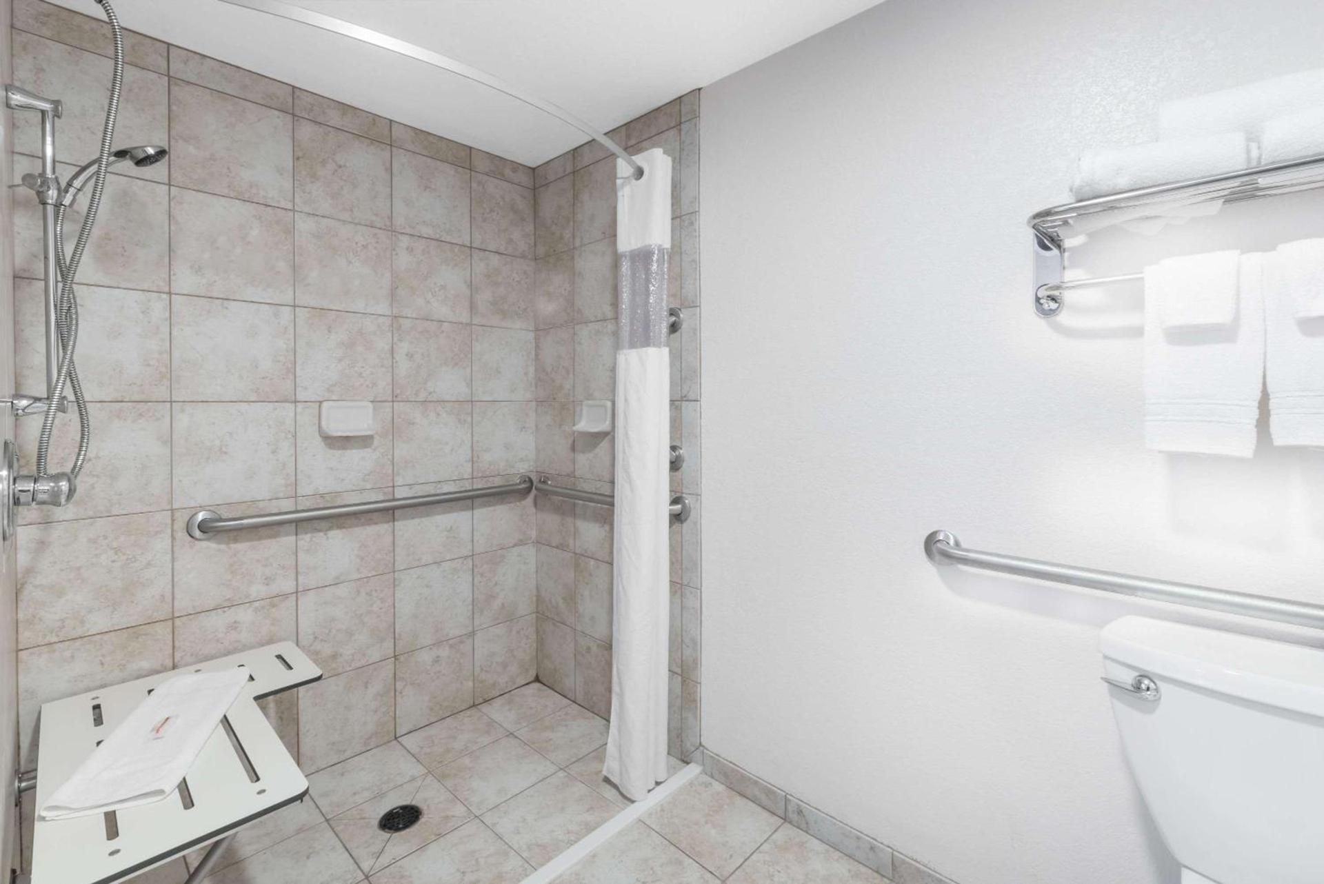 Days Inn by Wyndham Bismarck photo 40