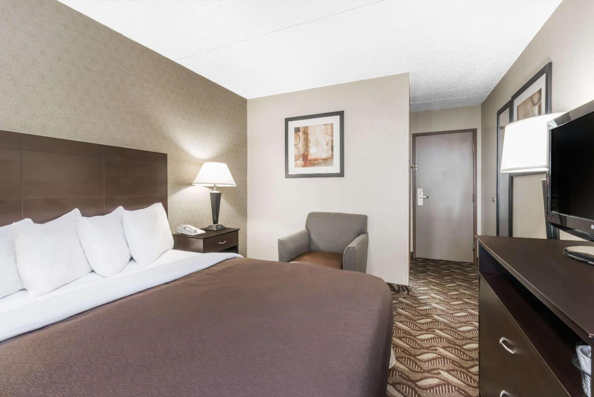 Days Inn by Wyndham Bismarck photo 41