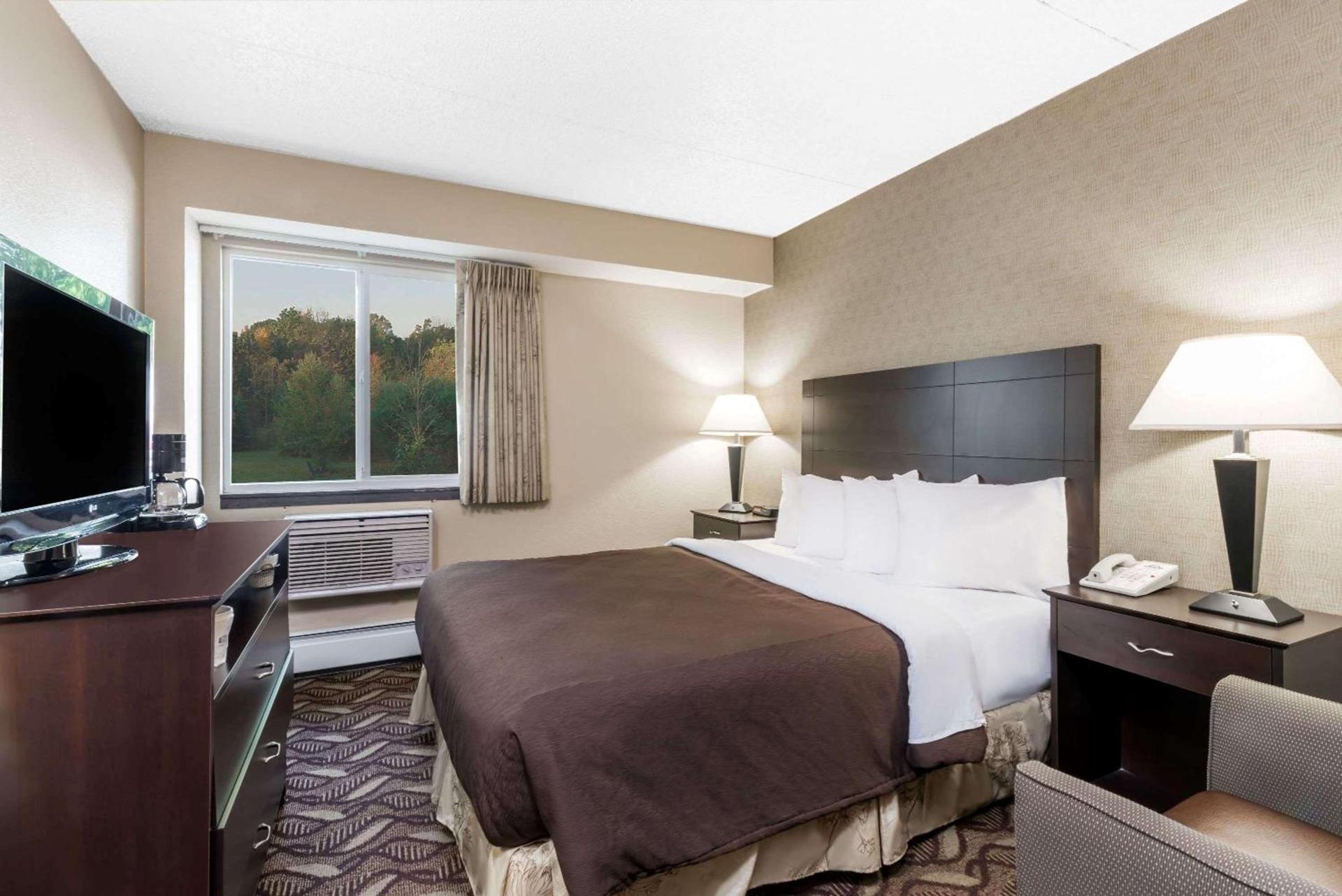 Days Inn by Wyndham Bismarck photo 42