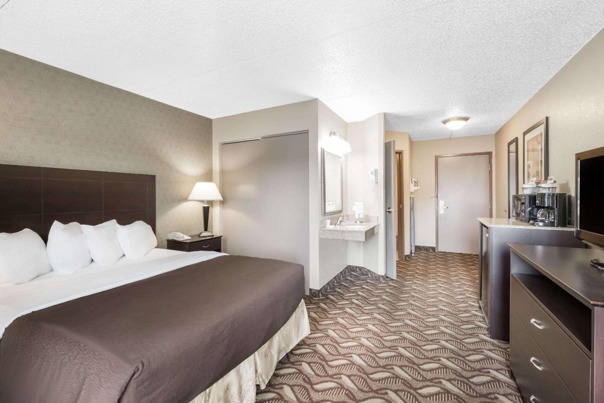 Days Inn by Wyndham Bismarck photo 44
