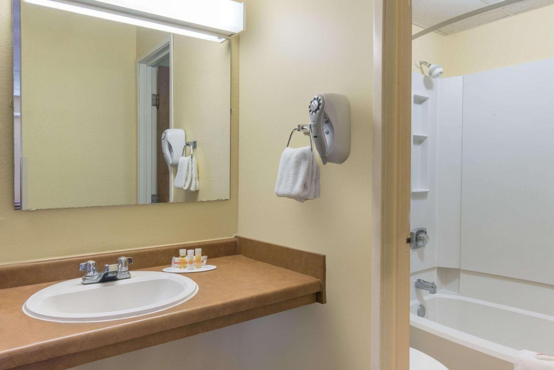 Days Inn by Wyndham Minot photo 8