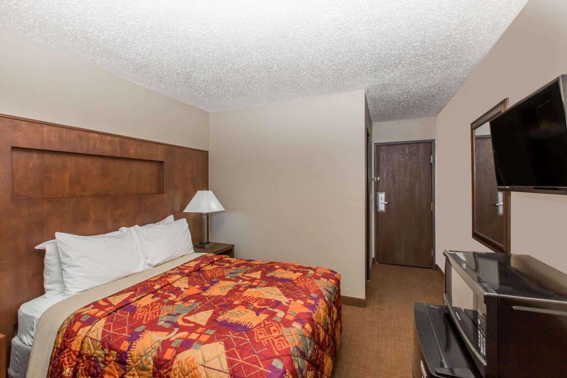 Days Inn by Wyndham Pierre photo 14