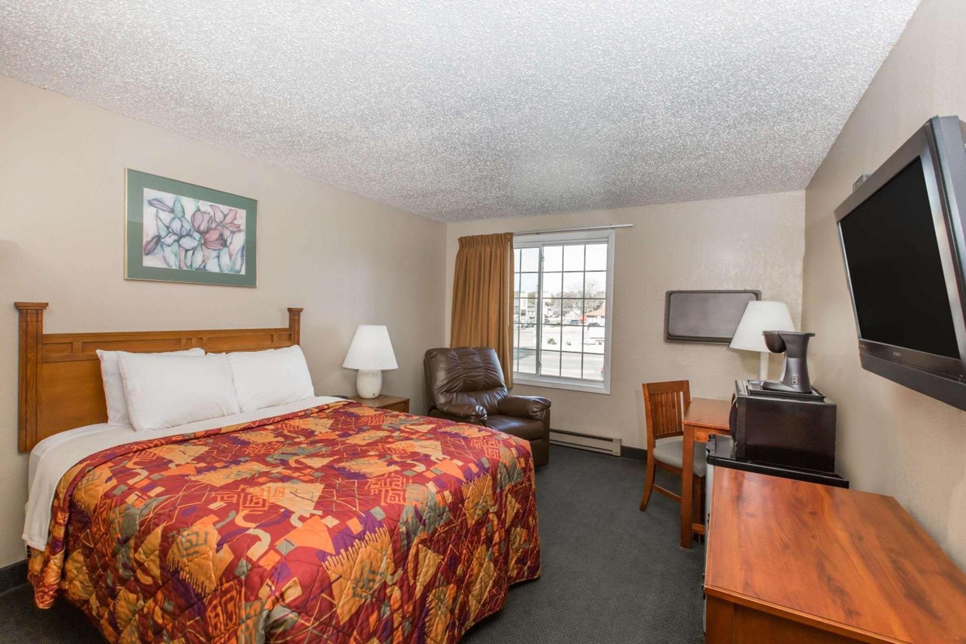 Days Inn by Wyndham Pierre photo 11