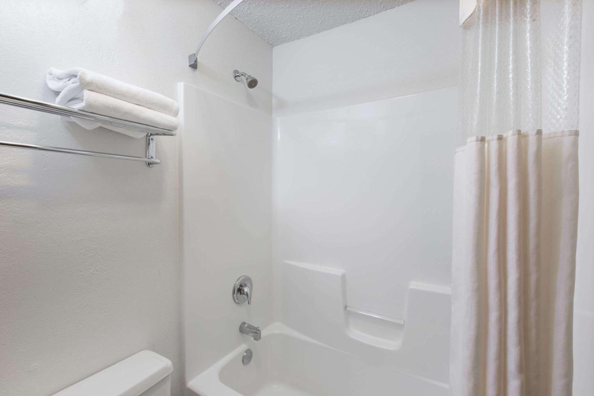 Days Inn by Wyndham Pierre photo 8