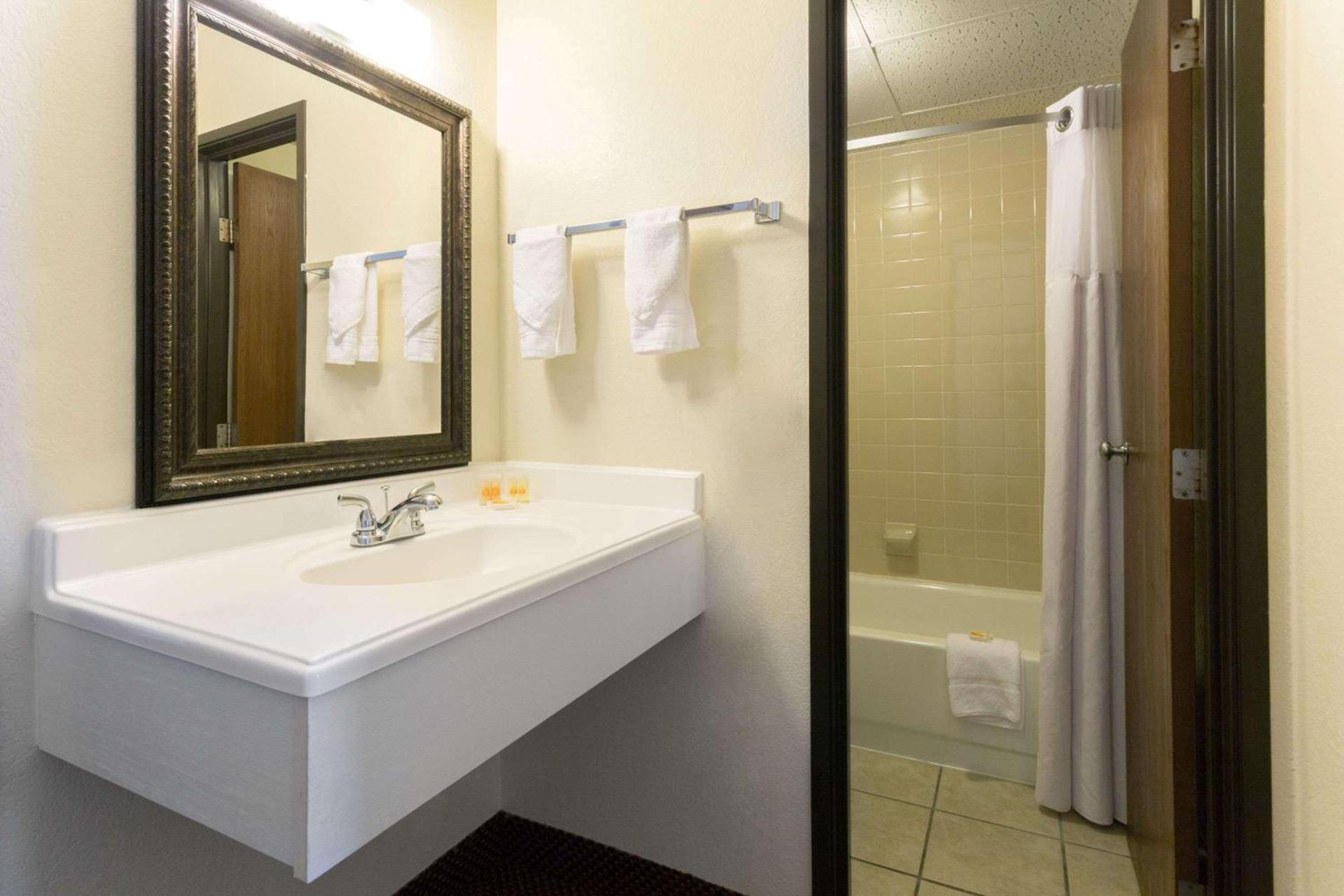 Days Inn by Wyndham Fort Collins photo 6
